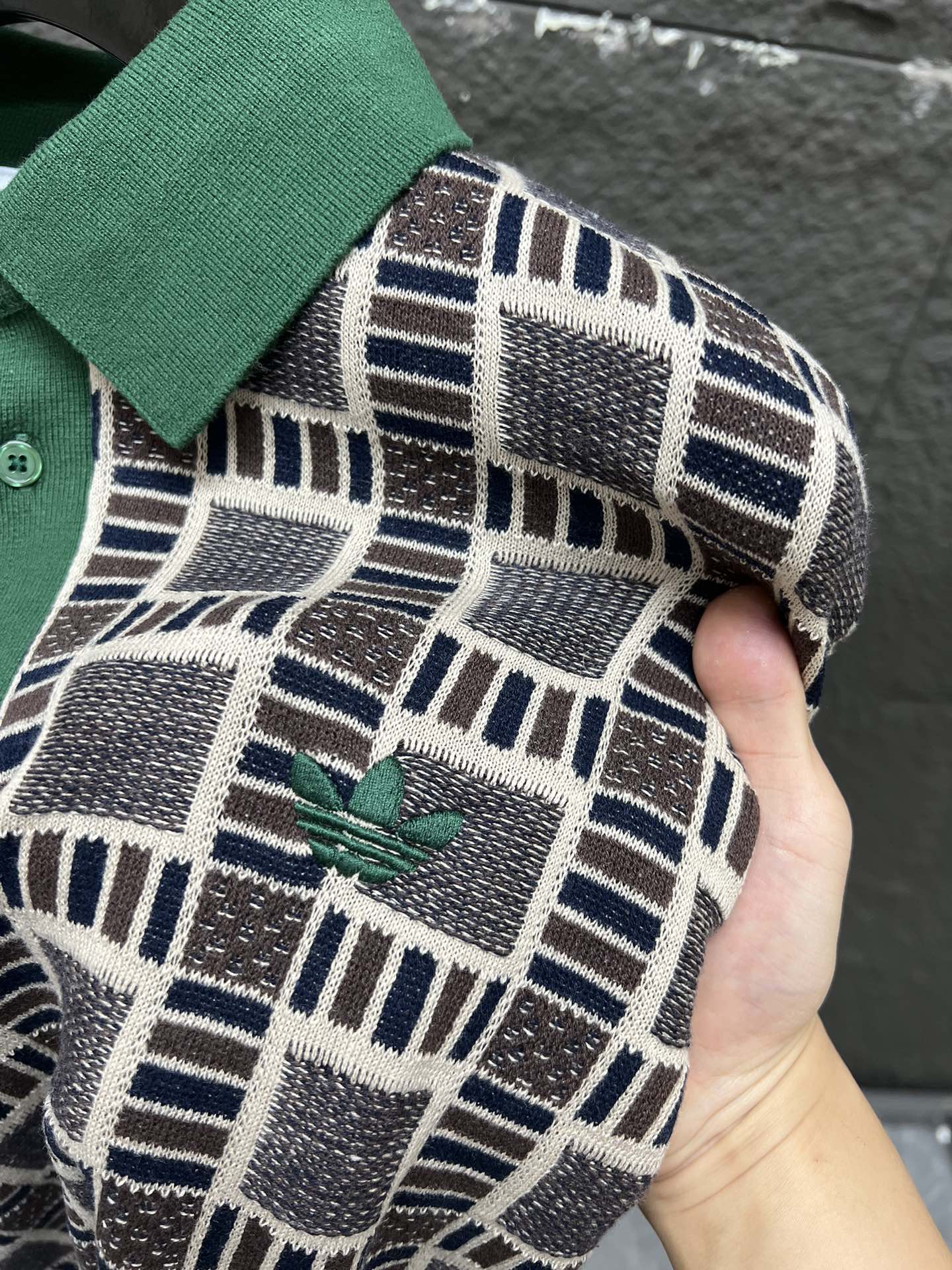 💰180
adidas originals x Brain Dead 脑死亡联名款 Trefoil SS25 运动短袖Polo衫 男女同款
adidas Originals 与 Brain Dead 再度携手,推出2025 春夏系列。
本季以网球运动为灵感,以焕新视角演绎 adidas 经典风格
Brain Dead 再次带来突破传统的创意表达,将大胆设计与品牌标志性美学注入 adidas 经典款式之中。
尺码:S M L XL
S 衣长 65 胸围 52 肩宽44
M 衣长 67 胸围 55 肩宽 46
L 衣长 69 胸围 58 肩宽 48
XL 衣长 71 胸围 61 肩宽 50