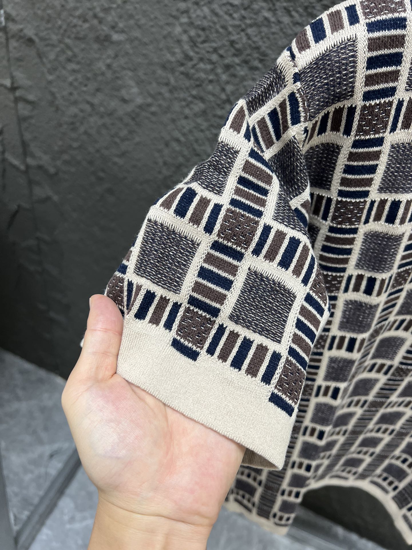 💰180
adidas originals x Brain Dead 脑死亡联名款 Trefoil SS25 运动短袖Polo衫 男女同款
adidas Originals 与 Brain Dead 再度携手,推出2025 春夏系列。
本季以网球运动为灵感,以焕新视角演绎 adidas 经典风格
Brain Dead 再次带来突破传统的创意表达,将大胆设计与品牌标志性美学注入 adidas 经典款式之中。
尺码:S M L XL
S 衣长 65 胸围 52 肩宽44
M 衣长 67 胸围 55 肩宽 46
L 衣长 69 胸围 58 肩宽 48
XL 衣长 71 胸围 61 肩宽 50