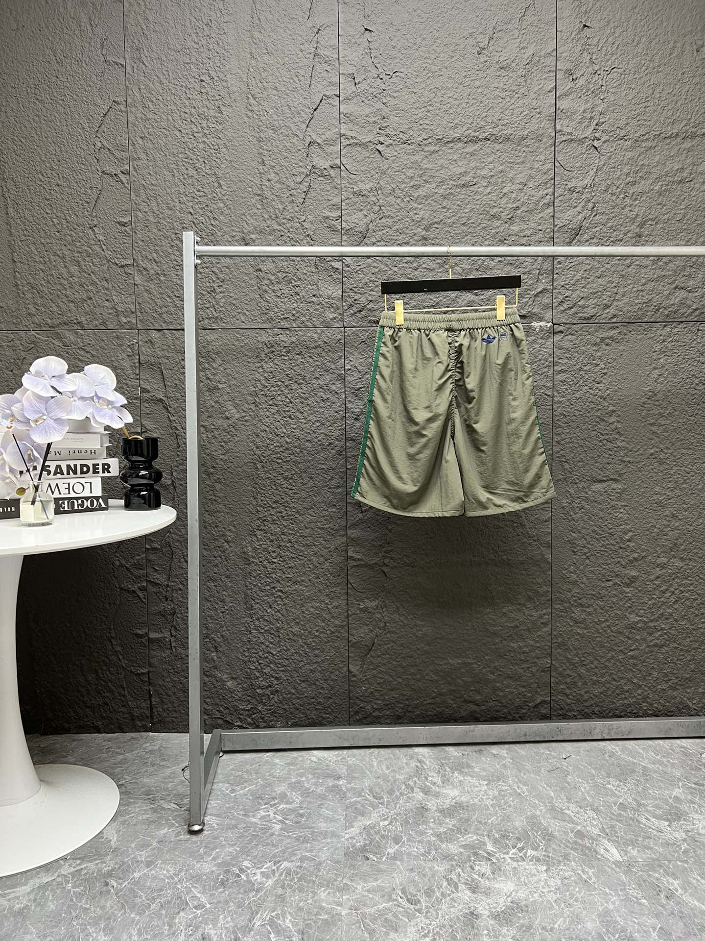 💰135
adidas originals x Brain Dead 脑死亡联名款 休闲短裤 男女同款
经典的三条杠设计元素 定制原版面料 内置透气网布 植绒logo经静电植绒技术将超细纤维垂直植入 后腰Brain Dead联名刺绣 紧密饱满有质感
腰部松紧➕抽绳设计 辅料齐全 做工精致
质量一如既往的好
尺码:S M L XL (175 145穿M)
S码:裤长49 腰围70 臀围108
M码:裤长50 腰围74 臀围112
L码:裤长51 腰围78 臀围116
XL码:裤长52 腰围82 臀围120