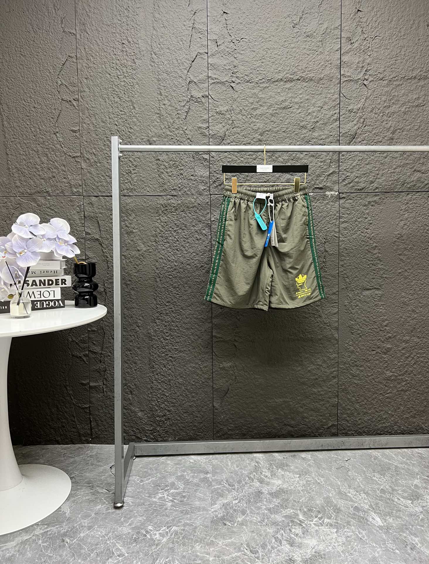 💰135
adidas originals x Brain Dead 脑死亡联名款 休闲短裤 男女同款
经典的三条杠设计元素 定制原版面料 内置透气网布 植绒logo经静电植绒技术将超细纤维垂直植入 后腰Brain Dead联名刺绣 紧密饱满有质感
腰部松紧➕抽绳设计 辅料齐全 做工精致
质量一如既往的好
尺码:S M L XL (175 145穿M)
S码:裤长49 腰围70 臀围108
M码:裤长50 腰围74 臀围112
L码:裤长51 腰围78 臀围116
XL码:裤长52 腰围82 臀围120