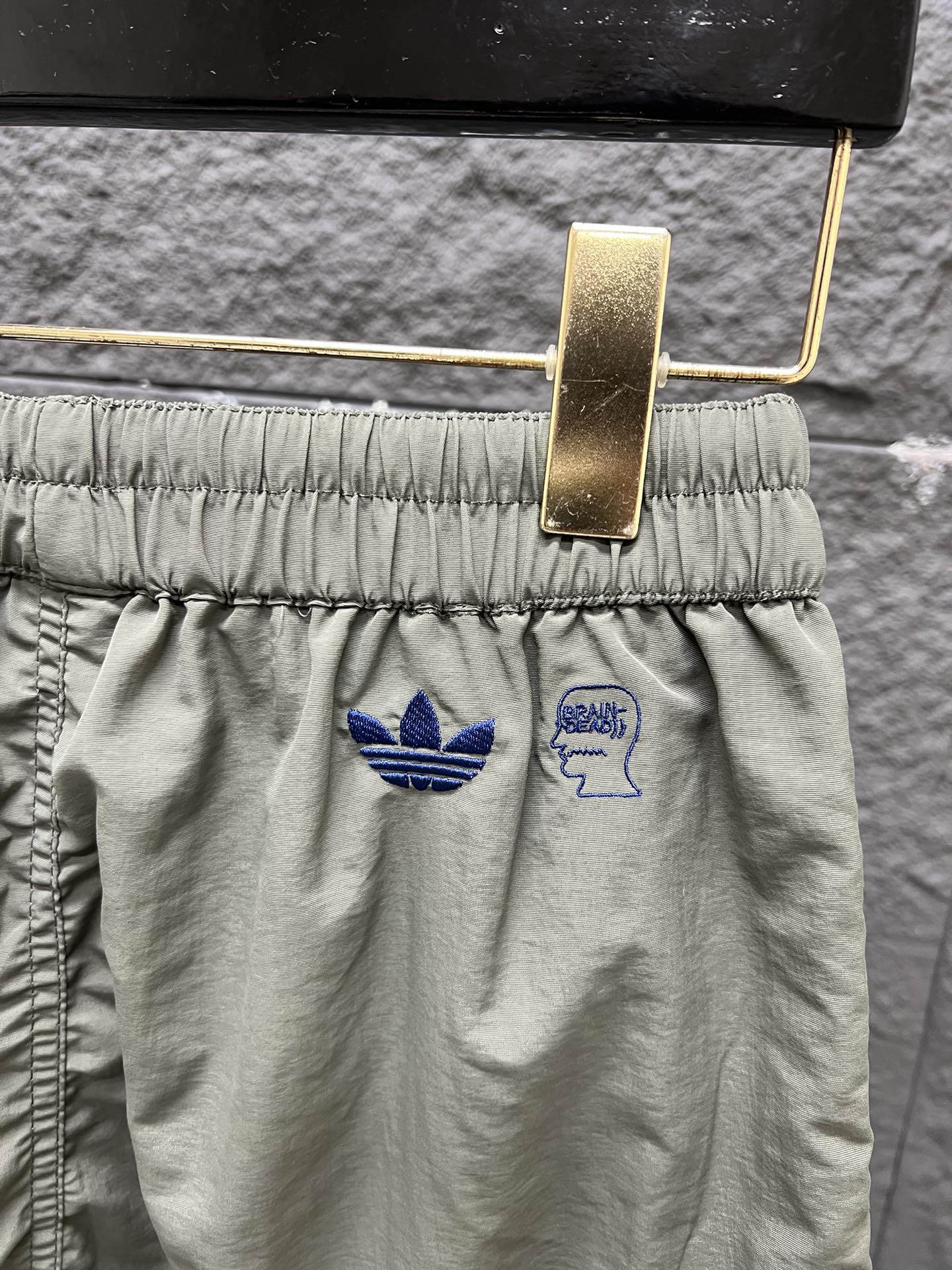 💰135
adidas originals x Brain Dead 脑死亡联名款 休闲短裤 男女同款
经典的三条杠设计元素 定制原版面料 内置透气网布 植绒logo经静电植绒技术将超细纤维垂直植入 后腰Brain Dead联名刺绣 紧密饱满有质感
腰部松紧➕抽绳设计 辅料齐全 做工精致
质量一如既往的好
尺码:S M L XL (175 145穿M)
S码:裤长49 腰围70 臀围108
M码:裤长50 腰围74 臀围112
L码:裤长51 腰围78 臀围116
XL码:裤长52 腰围82 臀围120