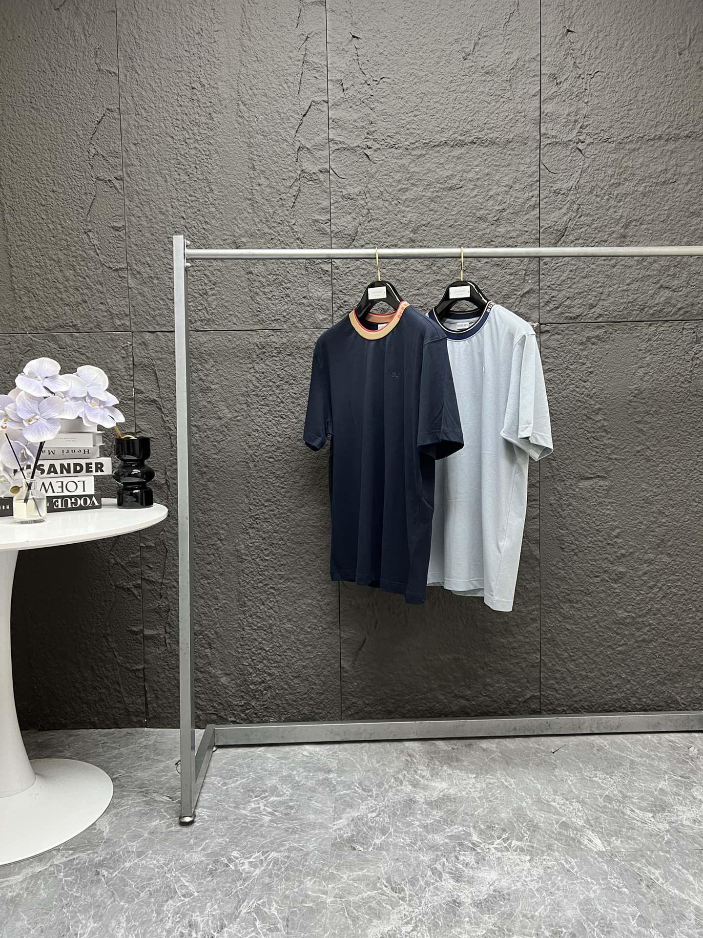 💰130
 Burberry博柏利 SS25 领口B家字母提花纯色棉质短袖 黑色 雾霾蓝 S到XXL

原版定织定染200克重26支精梳棉平纹面料 原版面料成分手感一致！
高密度的面料肌理感清晰可见，柔软舒适，透气性非常好，吸汗不闷热，质感十足，手感一流！

采用圆领款式 领口螺纹针织有burberry经典字母提花 全定织纯棉字母提花领口螺纹 一个螺纹定做起来比面料时间都久！
胸口战马logo具有光泽感的丝光绣线进行定染，然后刺绣 虽然图形不大 但是更考验刺绣机的精密度！刺绣精细针法绵密，简约奢华，干净利落的剪裁，尽显高端！

领标吊牌水洗标货号都与柜柜同步一致 随意对比～ 此款低调有品位，情侣搭配更加！
码数试穿：
身高165，体重110，穿S
身高175，体重150，穿M，
身高183，体重180，穿L
身高185，体重190，穿XL
身高192，体重210，穿XXL