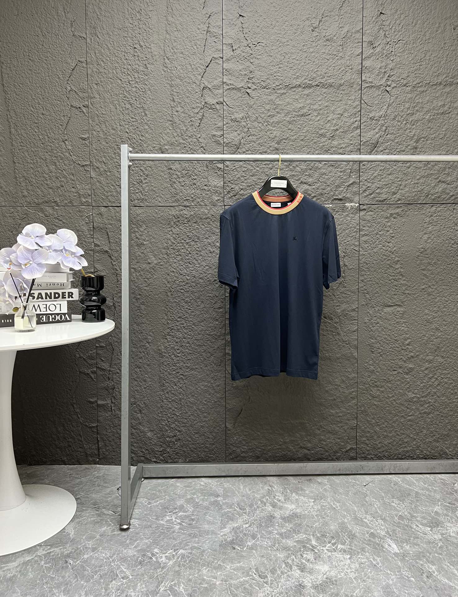 💰130
Burberry博柏利 SS25 领口B家字母提花纯色棉质短袖 黑色 雾霾蓝 S到XXL
原版定织定染200克重26支精梳棉平纹面料 原版面料成分手感一致!
高密度的面料肌理感清晰可见,柔软舒适,透气性非常好,吸汗不闷热,质感十足,手感一流!
采用圆领款式 领口螺纹针织有burberry经典字母提花 全定织纯棉字母提花领口螺纹 一个螺纹定做起来比面料时间都久!
胸口战马logo具有光泽感的丝光绣线进行定染,然后刺绣 虽然图形不大 但是更考验刺绣机的精密度!刺绣精细针法绵密,简约奢华,干净利落的剪裁,尽显高端!
领标吊牌水洗标货号都与柜柜同步一致 随意对比~ 此款低调有品位,情侣搭配更加!
码数试穿:
身高165,体重110,穿S
身高175,体重150,穿M,
身高183,体重180,穿L
身高185,体重190,穿XL
身高192,体重210,穿XXL