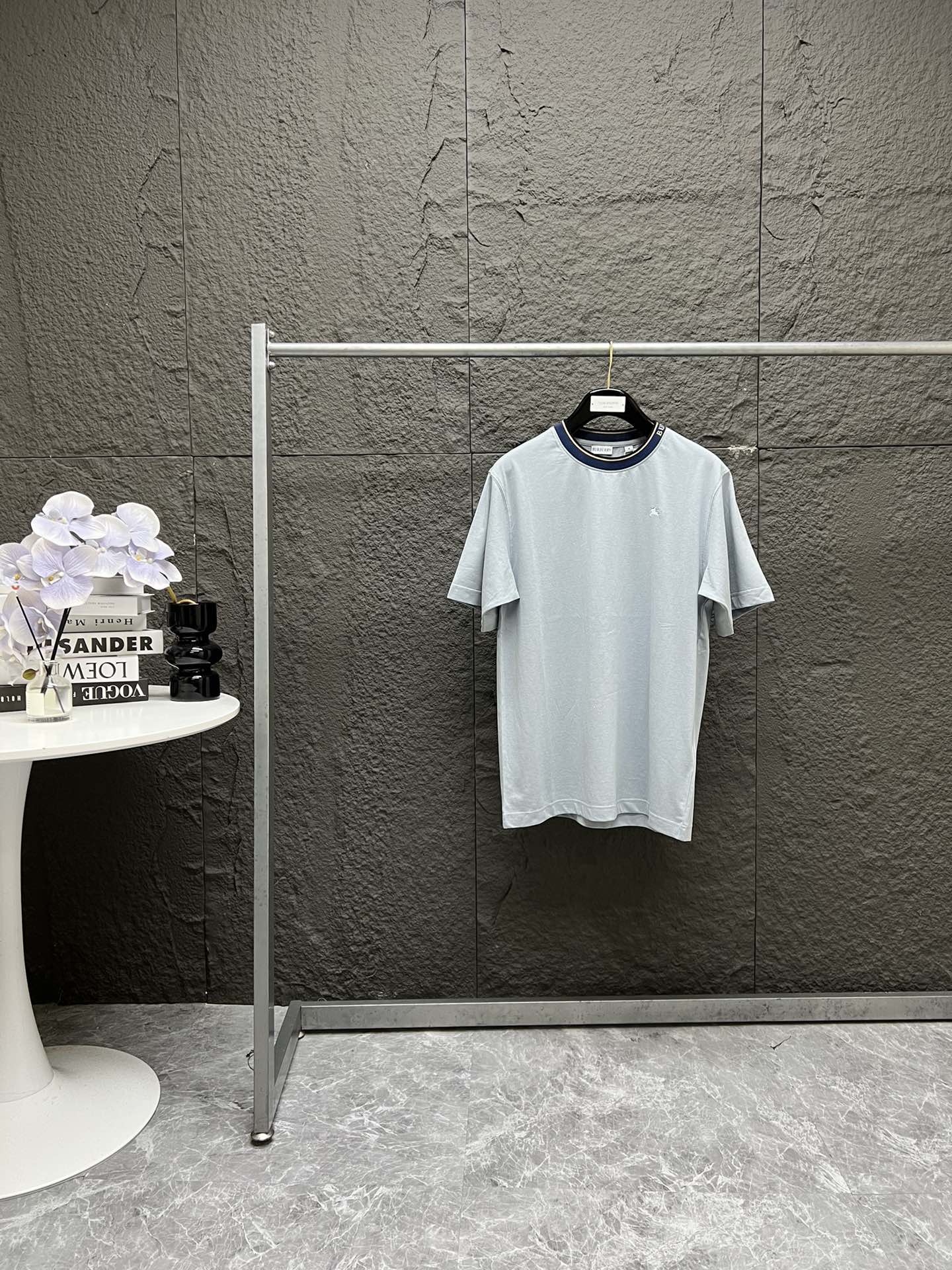 💰130
Burberry博柏利 SS25 领口B家字母提花纯色棉质短袖 黑色 雾霾蓝 S到XXL
原版定织定染200克重26支精梳棉平纹面料 原版面料成分手感一致!
高密度的面料肌理感清晰可见,柔软舒适,透气性非常好,吸汗不闷热,质感十足,手感一流!
采用圆领款式 领口螺纹针织有burberry经典字母提花 全定织纯棉字母提花领口螺纹 一个螺纹定做起来比面料时间都久!
胸口战马logo具有光泽感的丝光绣线进行定染,然后刺绣 虽然图形不大 但是更考验刺绣机的精密度!刺绣精细针法绵密,简约奢华,干净利落的剪裁,尽显高端!
领标吊牌水洗标货号都与柜柜同步一致 随意对比~ 此款低调有品位,情侣搭配更加!
码数试穿:
身高165,体重110,穿S
身高175,体重150,穿M,
身高183,体重180,穿L
身高185,体重190,穿XL
身高192,体重210,穿XXL