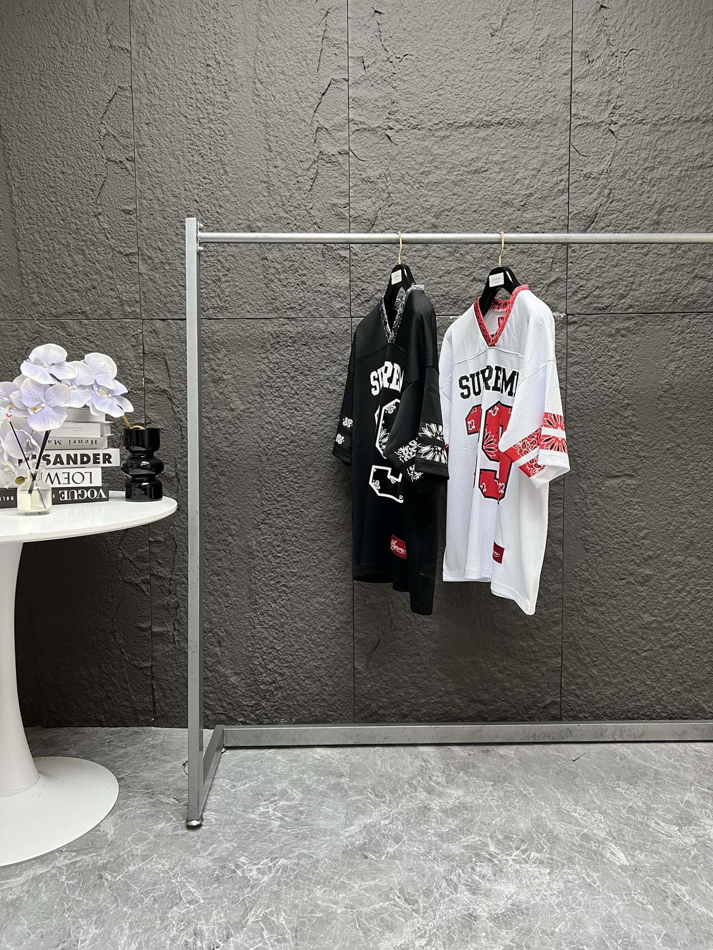 💰140
 Supreme SS25 WEEK14 Bandana Football Jersey logo 腰果花元素印花图案网眼美式潮流足球衣 男女同款
定制250g网眼面料 进口胶浆印花 多次调试 颜色色泽正 颜料不会印入网眼内 品质细节达到YB一致 
辅料配置齐全 潮人必备
颜色：黑色 白色 （175 145试穿M）
尺码：S M L XL 
        胸围   衣长   肩宽   袖长
S：   120     72     59	    23	
M：   124	  74     60	    24	
L：    128	  76     61	    25	
XL：  132	  78     62	    25.5