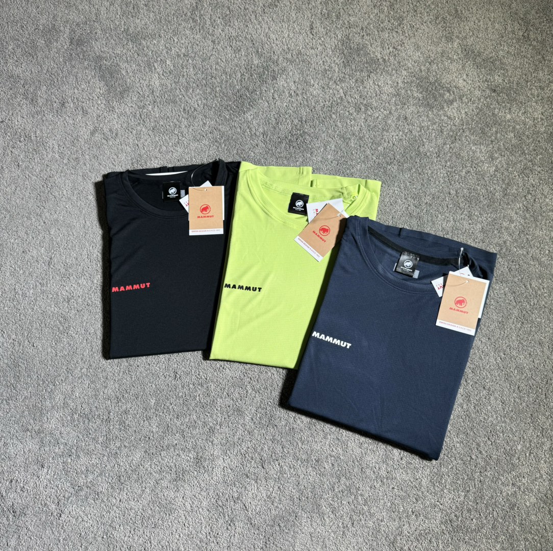 💰115
2025夏季新品 MAMMUT/猛犸象🐘爆冷户外系列 男子轻质跑步运动速干T恤柔软透气圆领短袖 弹力贴合 精选弹力速干面料 让肌肤时刻保持清爽 上身无束缚 穿着流畅自如 触感凉爽 带来舒适体验 告别闷热不适 镂空设计 提高透气性 底边压胶 无骨蓬缝 减少摩擦带来的不适感 极简款式 红黑白猛犸🦣三色图案可选 立体硅胶点缀 为整体造型增添一丝时尚感 无论日常出行还是运动户外 都轻松驾驭 采用高密度的热压工艺 不易脱落 立体剪裁结合精细的锁边工艺 立体剪裁 上身版型没得话说 一件短袖既是舒适之选 更是品味的体现 这款短袖让你夏天年轻活力四射 ~
颜色:黑色 绿色 藏青色
尺码:M~3xl
M L XL 2XL 3XL
胸围 100 104 108 112 116
衣长 68 70 72 74 76
袖长 19 20 21 22 22.5
袖口 16 16.5 17 17.5 18