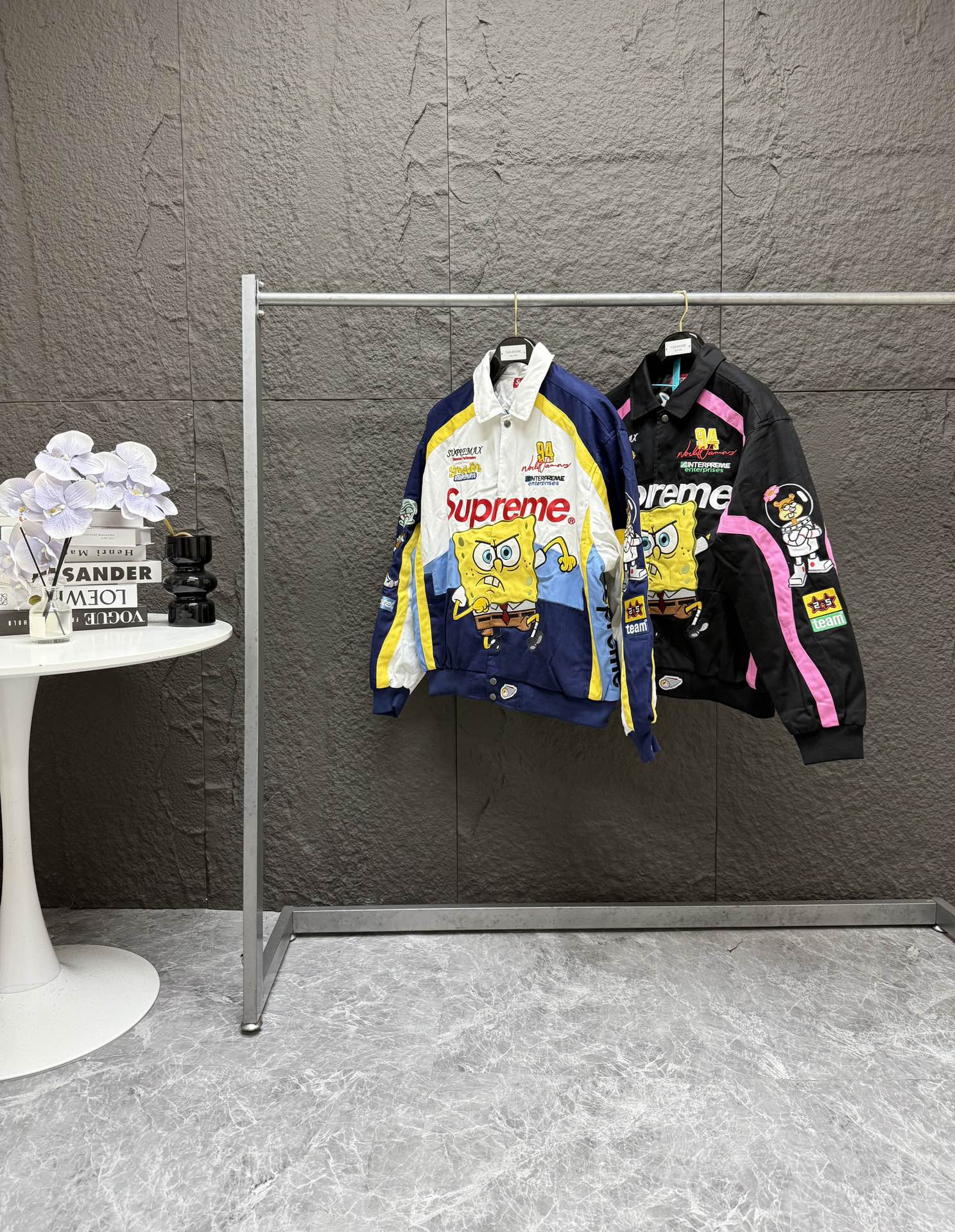 💰420
 Supreme 海绵宝宝 x JEFF HAMILTON 联名款 SS WEEK11卡通印花图案刺绣徽标赛车美式潮流夹克 男女同款 潮流圈炸场单品来袭
三方神作夹克登陆 当街头王者Sup碰上童年顶流海绵宝宝 当Jeff Hamilton的重机绣撞上比奇堡全员暴走 这件夹克已成移动的潮流圣殿 奇妙化学反应瞬间拉满。粉黑撞色赛车基因 蓝白黄三色碰撞出活力火花，海绵宝宝怒目搞怪的模样超有个性，珊迪和章鱼哥在旁 “助攻”，每一处图案都藏着回忆杀。这不是简单的外套，而是潮流与情怀交织的艺术品，穿上它，走出独属于你的拽酷步伐，轻松收割全场目光！
潮流的你可千万不要错过这款联名外套
原开发 辅料齐全 做工精致 质量一如既往的好
颜色：黑色 白色
尺码：S M L XL
（175/140斤M合身）
S码：衣长70 胸围136 肩宽59
M码：衣长72 胸围140 肩宽60
L码：衣长74 胸围144 肩宽61
XL码：衣长76 胸围148 肩宽62