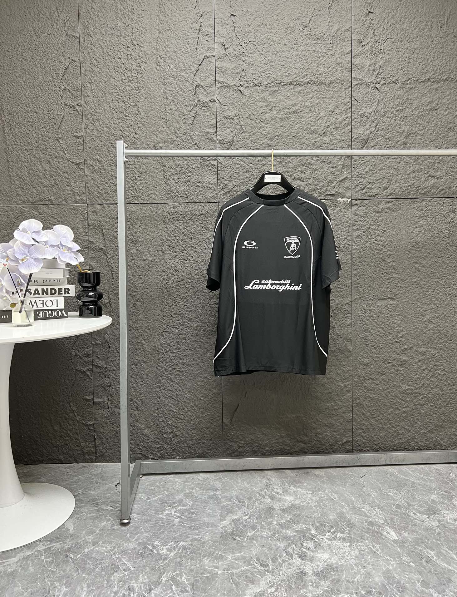 💰150
Balenciaga巴黎世家 x Automobili Lamborghini 兰博 联名款 网眼平纹针织廓形T恤 科技网眼平纹针织面料,正面和背面饰以Lamborghini team艺术作品印花和刺绣,锦纶和氨纶混纺(非涤纶)进口百灵达刺绣机 前后印花软硅材质 筋条流畅弧度还原 设计师把剪裁 气场 和速度 都融入了这件衣服的元素里 上身feelinglikeI’mthemoviestar
这个季节我先飒为敬
尺码:1 2 3 4