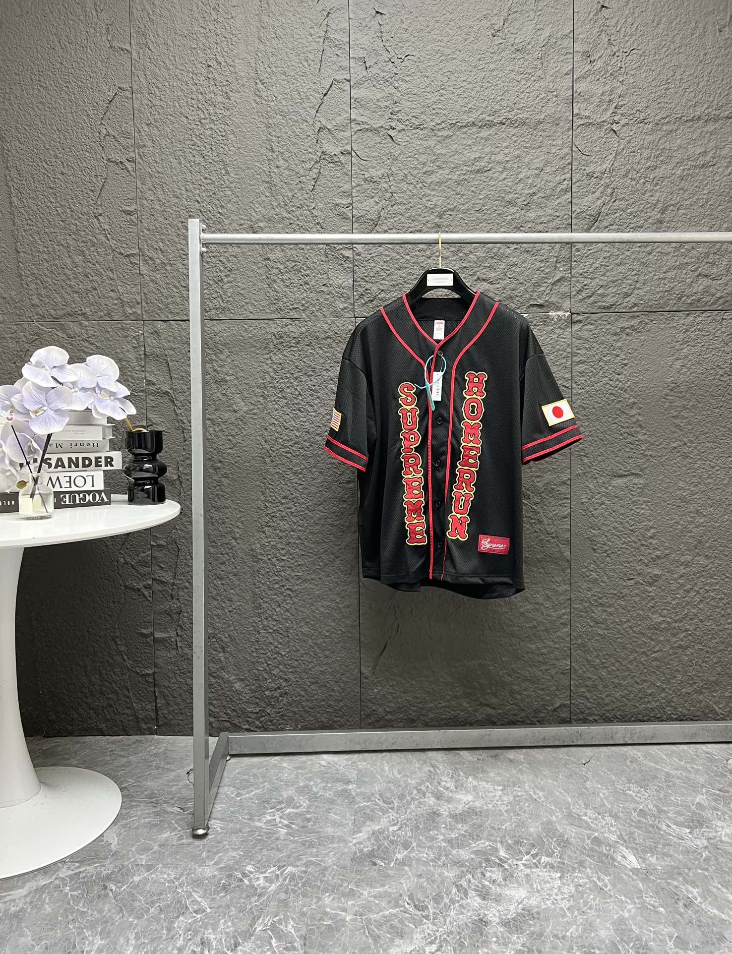 Supreme x Homerun 联名款 SS25 WEEK12 Baseball Jersey 标签logo网眼舒适短袖棒球衫 男女同款 新的一季推出日本职棒Homerun的联名系列 主推的棒球开衫很有设计感,总共有黑白绿三个配色,黑绿采用撞色设计,白色则是棒球经典的条纹元素.开衫左右分别有supreme和homerun的字体logo,袖标也是日美的图案,而背部则是newyork和tokyo两大时尚之都,可以说是联名细节满满的一件单品. 颜色:黑色 白色 湖水绿 (175 145试穿M) 胸围 衣长 肩宽 袖长 S: 124 72 54 24.5 M: 128 74 56 25 L: 132 76 57 25.5 XL: 136 78 58 26