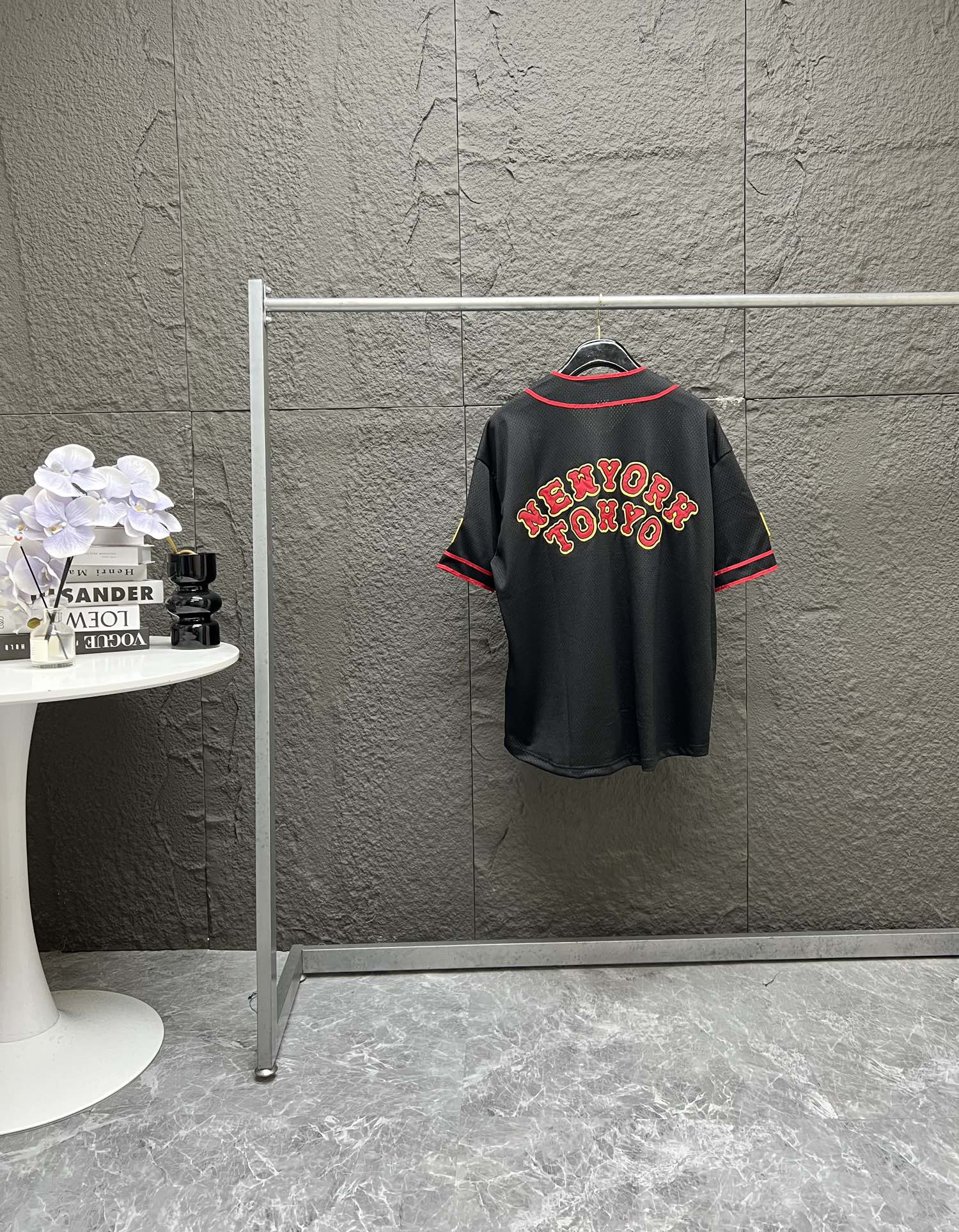 Supreme x Homerun 联名款 SS25 WEEK12 Baseball Jersey 标签logo网眼舒适短袖棒球衫 男女同款 新的一季推出日本职棒Homerun的联名系列 主推的棒球开衫很有设计感,总共有黑白绿三个配色,黑绿采用撞色设计,白色则是棒球经典的条纹元素.开衫左右分别有supreme和homerun的字体logo,袖标也是日美的图案,而背部则是newyork和tokyo两大时尚之都,可以说是联名细节满满的一件单品. 颜色:黑色 白色 湖水绿 (175 145试穿M) 胸围 衣长 肩宽 袖长 S: 124 72 54 24.5 M: 128 74 56 25 L: 132 76 57 25.5 XL: 136 78 58 26