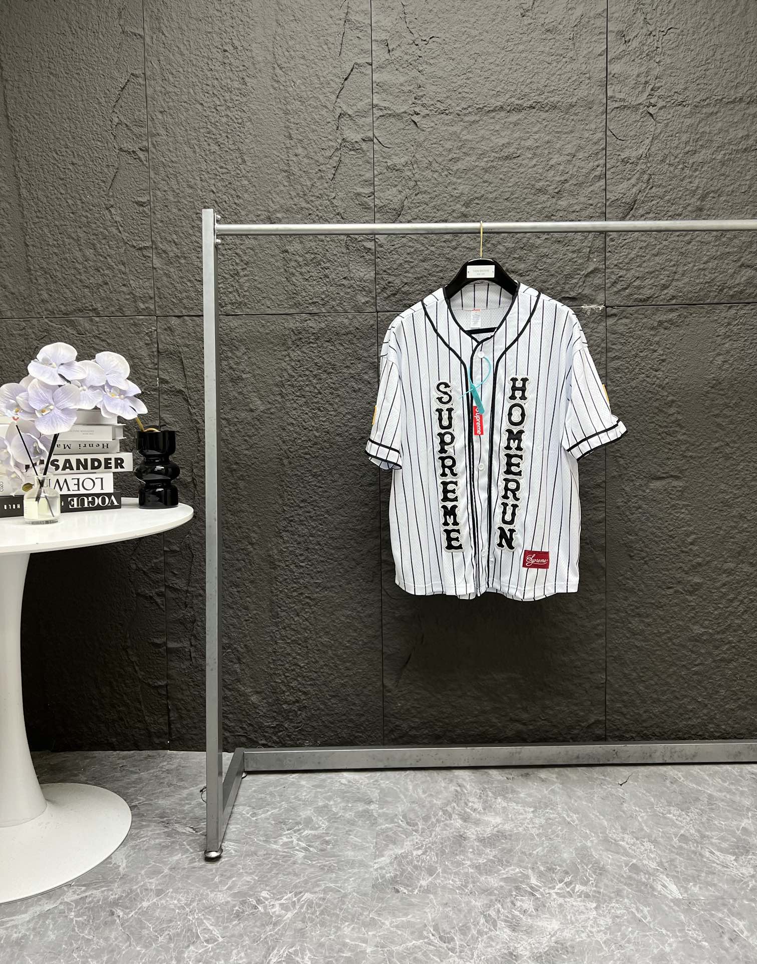Supreme x Homerun 联名款 SS25 WEEK12 Baseball Jersey 标签logo网眼舒适短袖棒球衫 男女同款 新的一季推出日本职棒Homerun的联名系列 主推的棒球开衫很有设计感,总共有黑白绿三个配色,黑绿采用撞色设计,白色则是棒球经典的条纹元素.开衫左右分别有supreme和homerun的字体logo,袖标也是日美的图案,而背部则是newyork和tokyo两大时尚之都,可以说是联名细节满满的一件单品. 颜色:黑色 白色 湖水绿 (175 145试穿M) 胸围 衣长 肩宽 袖长 S: 124 72 54 24.5 M: 128 74 56 25 L: 132 76 57 25.5 XL: 136 78 58 26