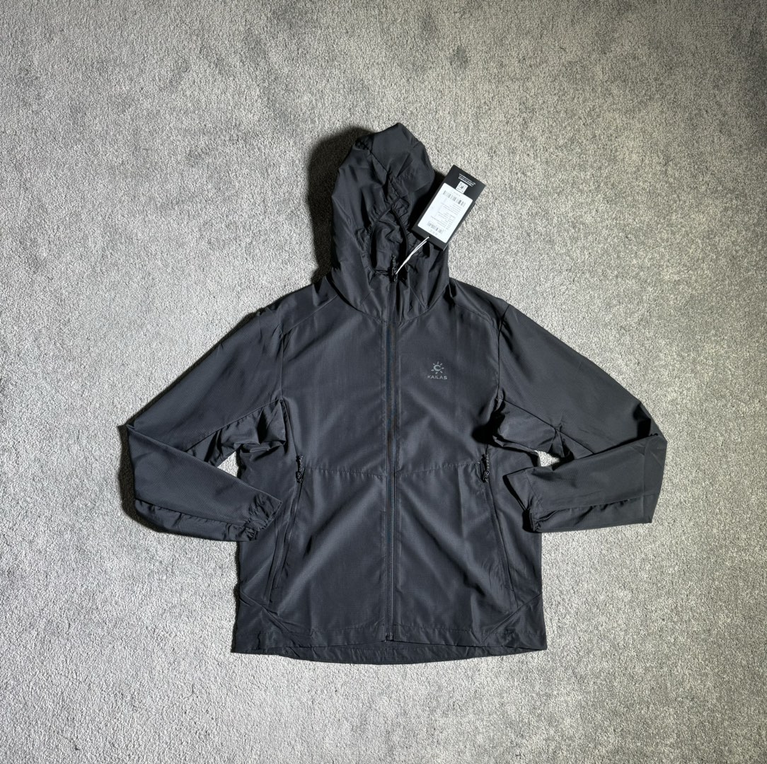 💰170
KAILAS凯乐石轻薄风衣防晒防泼水汗无痕户外运动登山徒步 专为夏季进行较长徒步设计出的轻薄防晒衣 具备越洗越防晒 持续出汗 出汗无痕的功能 避免夏季长时间暴晒 晒伤和出汗啧的尴尬 采用原纱防晒面料 puf100+持续当防晒 辅料齐全
尺码M到3XL
M 160-165cm 100-120斤
L 165-170cm 120-140斤
XL 170-175cm 140-160斤
XXL 175-180cm 160-180斤
XXXL 180-185cm 180-200斤