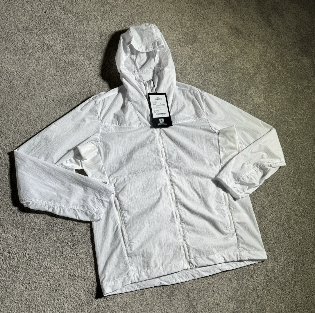 💰240顶级版本KAILAS/凯乐石薄如蝉翼轻薄皮肤衣外套货号：KG2526105 男女款 运动户外登山徒步轻薄防泼水连帽防晒服 情侣款款皮肤衣防晒服
   原厂正品尾单防晒终于出货，纯原厂面料包括五金全部都是原厂购入，湛江代工厂老师傅组装，真正的好东西，这个款户外神衣被称作顶级遮阳伞，防晒指数可以达到UPF100➕，请把空有外壳却没有一点防晒功能的防货仍了吧
    徒步登山怕晒黑？暴雨突袭怕淋湿？衣物紧绷怕难受？这些困扰，在凯乐石这款男款防晒服面前，统统是“小case”！
    
凯乐石男款防晒服，重新定义户外装备，错过它，就像错过拯救世界的机会！

颜色： 碧石绿   白色

尺码:S M L XL 2XL

S：肩宽43.2    胸围53  后中长70.5   袖长63.5
M：肩宽44.4    胸围55  后中长71.5  袖长64.5
L：肩宽45.6     胸围57  后中长72.5    袖长65.5
XL：肩宽46.8   胸围59  后中长73.5   袖长66.5
XXL：肩宽48    胸围61  后中长74.5    袖长67.5