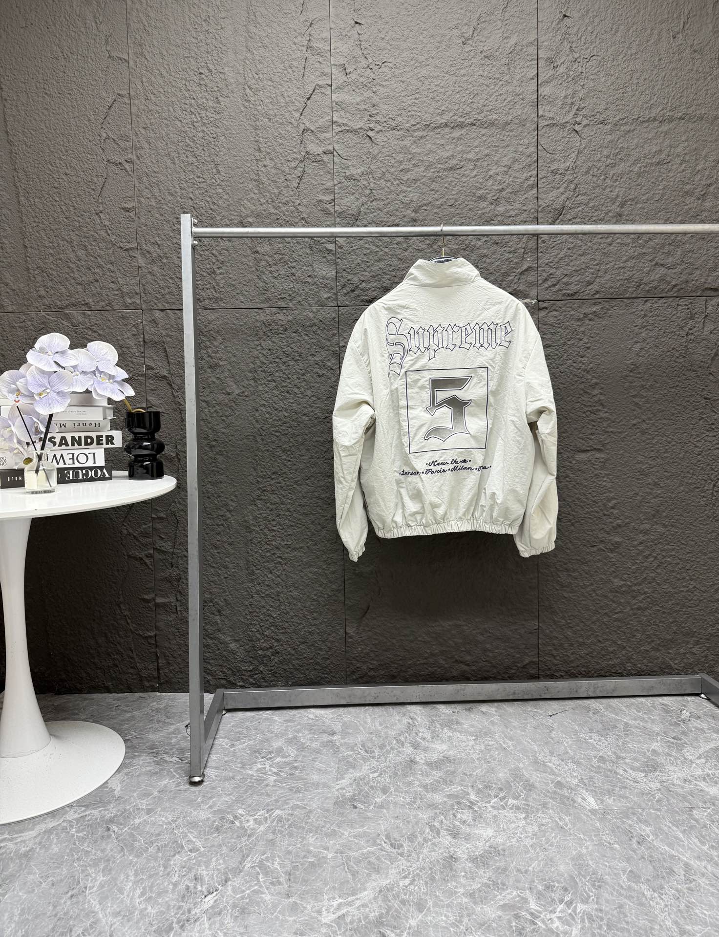 P260 顶级潮流套装 Supreme SS25 WEEK12 Old English Track Jacket 徽标图案贴花拉链开合立领美式潮流夹克外套 裤子 套装 男女同款 

-    颜色：灰白 黑色
-    尺码：S M L XL （175 145穿M）
            S      M     L	  XL
胸围：	150	  154  158	162
衣长：	 70	   72     74	  76
袖长：	 62	   63     64	  65
肩宽：	 61	   62	63   64
强烈推荐搭配套装，原版购入开发，重工品质，大身超多刺绣logo标识，缜密细腻都是进口机器出货！！内里有网眼布，透气不贴身同时成本非常高！！整体大身拼接分割，衣身重工多处刺绣，同色系Ykk拉链丝滑无比！！全套配置辅料堆满，必须顶级品质！