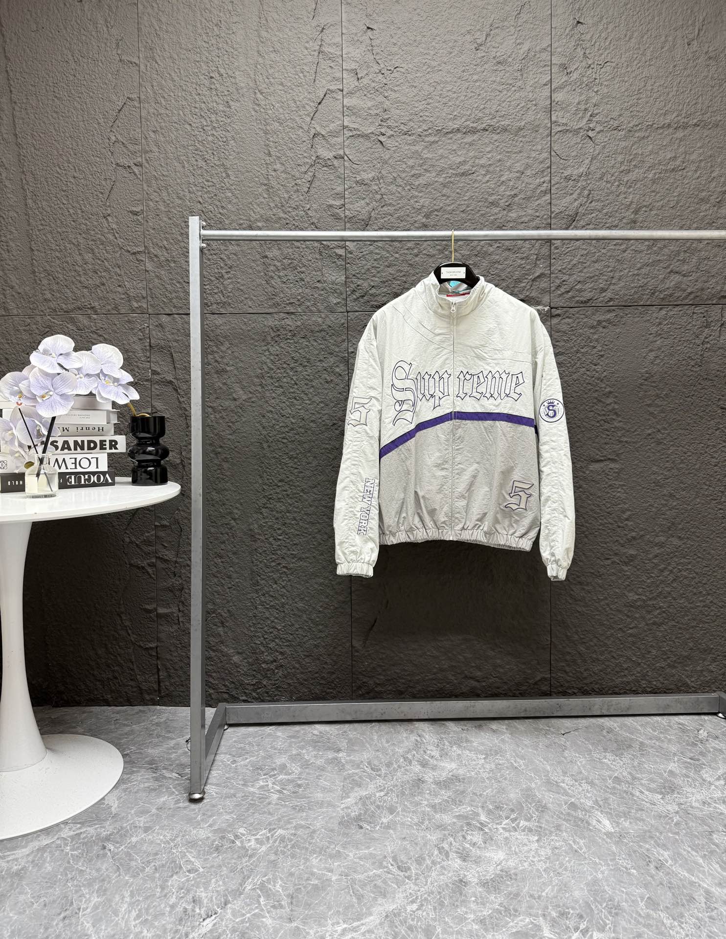 P260 顶级潮流套装 Supreme SS25 WEEK12 Old English Track Jacket 徽标图案贴花拉链开合立领美式潮流夹克外套 裤子 套装 男女同款 

-    颜色：灰白 黑色
-    尺码：S M L XL （175 145穿M）
            S      M     L	  XL
胸围：	150	  154  158	162
衣长：	 70	   72     74	  76
袖长：	 62	   63     64	  65
肩宽：	 61	   62	63   64
强烈推荐搭配套装，原版购入开发，重工品质，大身超多刺绣logo标识，缜密细腻都是进口机器出货！！内里有网眼布，透气不贴身同时成本非常高！！整体大身拼接分割，衣身重工多处刺绣，同色系Ykk拉链丝滑无比！！全套配置辅料堆满，必须顶级品质！