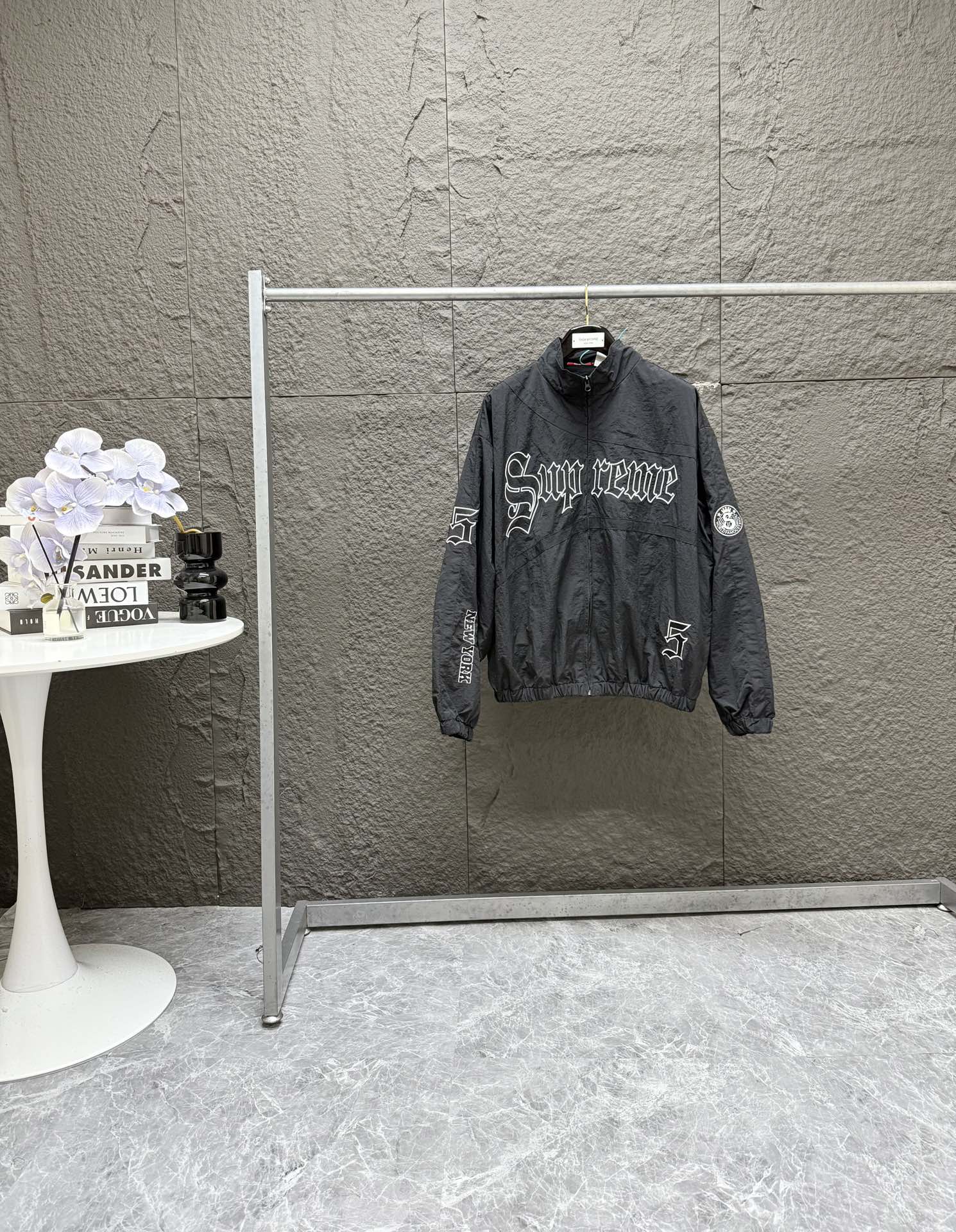 P260 顶级潮流套装 Supreme SS25 WEEK12 Old English Track Jacket 徽标图案贴花拉链开合立领美式潮流夹克外套 裤子 套装 男女同款 

-    颜色：灰白 黑色
-    尺码：S M L XL （175 145穿M）
            S      M     L	  XL
胸围：	150	  154  158	162
衣长：	 70	   72     74	  76
袖长：	 62	   63     64	  65
肩宽：	 61	   62	63   64
强烈推荐搭配套装，原版购入开发，重工品质，大身超多刺绣logo标识，缜密细腻都是进口机器出货！！内里有网眼布，透气不贴身同时成本非常高！！整体大身拼接分割，衣身重工多处刺绣，同色系Ykk拉链丝滑无比！！全套配置辅料堆满，必须顶级品质！