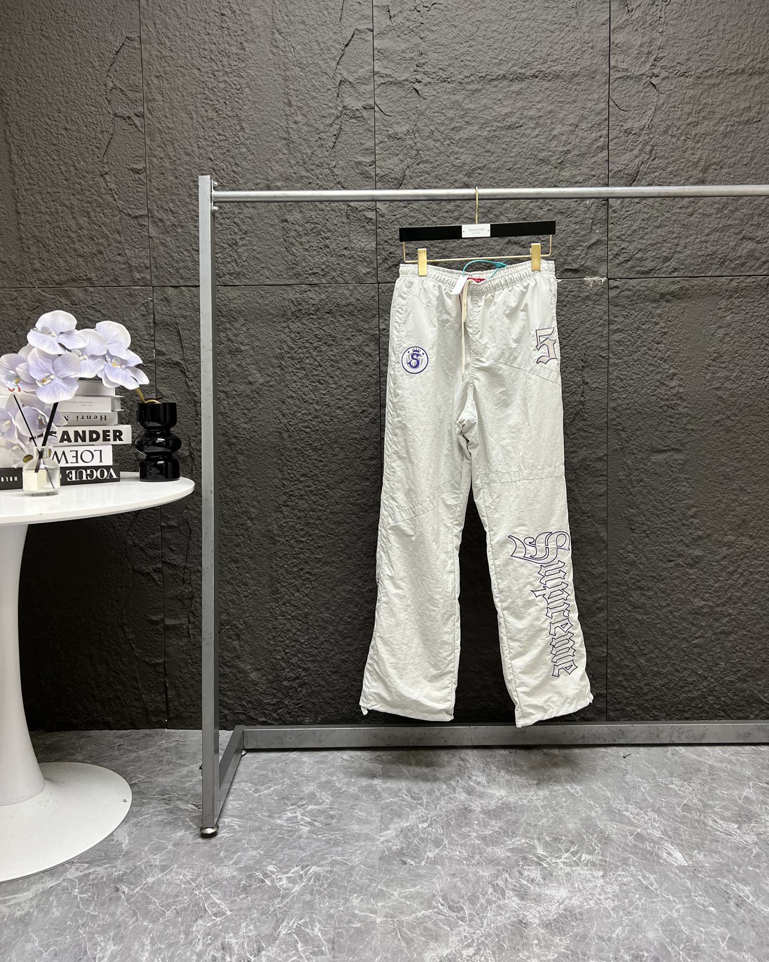 顶级潮流套装 Supreme SS25 WEEK12 Old English Track Jacket 徽标图案贴花拉链开合立领美式潮流夹克外套 裤子 套装 男女同款 - 颜色:灰白 黑色 - 【裤子尺码表】 S M L XL 裤长:104 106 108 110 腰围:72-108 76-112 80-116 84-120 臀围: 115 119 123 127 裤口: 25 26 26.8 27 强烈推荐搭配套装,原版购入开发,重工品质,大身超多刺绣logo标识,缜密细腻都是进口机器出货 内里有网眼布,透气不贴身同时成本非常高 整体大身拼接分割,衣身重工多处刺绣,同色系Ykk拉链丝滑无比 全套配置辅料堆满,必须顶级品质!