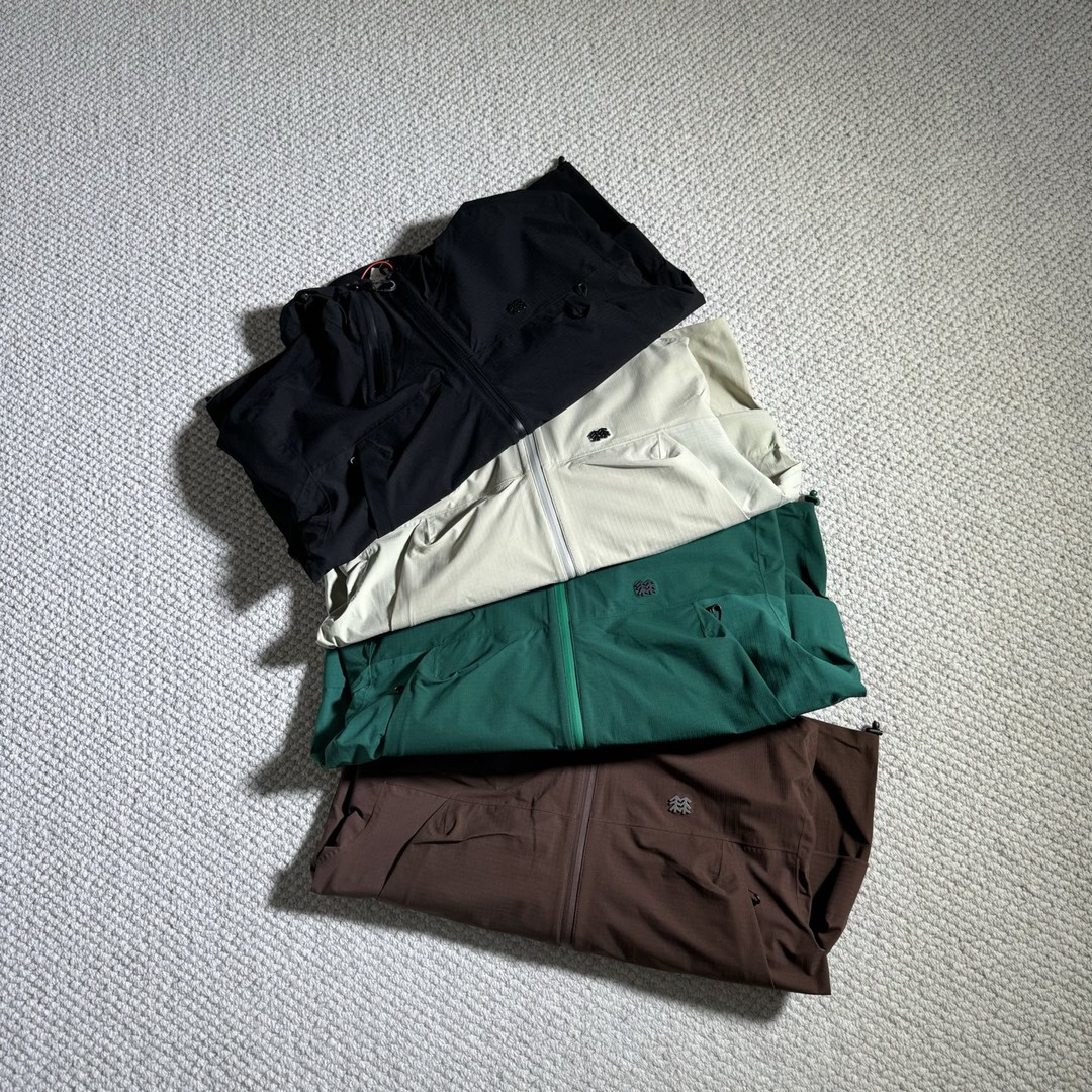 P400 专柜品质
KOLON可隆|SPORT CAMPING 系列 抗撕中性廓形多口袋2.5L露营OBLI-K男女同款户外
独家货源
最新三代!金属 logo 细节拉满区别老款
设计理念:
SPORT CAMPING 系列新品,质感十足,辅以“旁逸斜出”剪裁设计,一件解锁高级感随性气质,急尽致展现山系穿搭魅力,多场景演绎不同风格,彰显单品的时髦与实穿性,品质、设计以及精简的理念造就了其良好的性能,并能满足严苛环境下的使用需求。
面料+特点:
✅双拼接进口 3层压胶 3L GORE-TEX 复合面料
✅GORE-TEX防水、防风、透气、轻量、抗撕裂耐磨,透气5000➕。
✅ 采用先进的高端户外全身压胶拼接,内里采用进口飘柔纱,做工也都整整齐齐,更加考验工厂技术。
✅ 融合户外技术和都市审美风格,SPORT CAMPING 系列 多用途高性能适合多种活动和环境穿着。
✅ 连帽设计可调抽绳,保暖兼容Drop Hood™,弧形帽檐,更好的防风防雨不遮眼
✅插手口袋内里设有网纱分离,方便物品归纳整理,细心的小设计。
✅高性能的简约设计,轻量而耐磨。
✅袖口及袖子设计,冲切Velcro®魔术贴袖口粘扣带,减少累赘
功能+版型
✅风格:机车风
✅版型:宽松版型
工艺:
✅ 这款冲锋采用GORE- TEX面料,防水、透气、抗撕裂技术性与多变的风格相融合,巧妙且实用的功能彰显出其卓越的功能性。AB拼接面料风格前卫,不仅防风防水,同时还能应对多变天气,两个都是秋冬的大热色系,简直就是户外人的宝藏福音。款式易于搭配,采用独特的立体口袋设计,呈现独特的风格外观。上身宽松时尚、同时又有的机能感,是每人必备的宝藏户外单
XS S M L XL
胸围 126 130 134 138 142
衣长 67 69 71 73 75
试穿建议 <50 50-60 60-70 70-80 80>
注:尺码均为人工测量,存在1-2cm属于正常