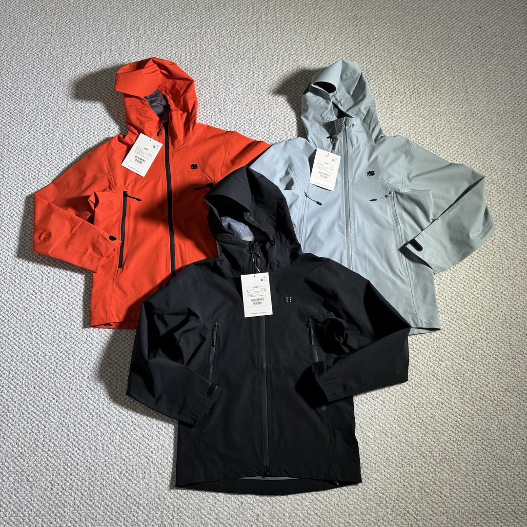 P360 专柜品质
可隆KOLON SPORT 1992 户外登山徒步运动外 防水冲锋衣 男女同款
系列新品,质感十足,急尽致展现山系穿搭魅力,多场景演绎不同风格,彰显单品的时髦与实穿性,品质、设计以及精简的理念造就了其良好的性能,并能满足严苛环境下的使用需求
面料+特点: ✅双拼接进口 3层压胶 3l gore-tex 复合面料 ✅gore-tex防水、防风、透气、轻量、抗撕裂耐磨,透气5000➕。 ✅ 采用先进的高端户外全身压胶拼接,内里采用进口飘柔纱,做工也都整整齐齐,更加考验工厂技术。 ✅ 融合户外技术和都市审美风格,sport camping 系列 多用途高性能适合多种活动和环境穿着。 ✅ 连帽设计可调抽绳,保暖兼容drop hood™,弧形帽檐,更好的防风防雨不遮眼 ✅插手口袋内里设有网纱分离,方便物品归纳整理,细心的小设计。 ✅高性能的简约设计,轻量而耐磨。 ✅袖口及袖子设计,冲切velcro®魔术贴袖口粘扣带,减少累赘
胸围 衣长 肩宽 袖长 摆围
S 108 66 45 61.5 104
M 112 68 46 63 108
L 116 70 47 64.5 112
XL 120 72 48 66 116
2XL 124 74 49 67.5 120
3XL 128 76 50 69 124
推荐身高 推荐体重
S 155-160 130-140
M 160-170 140-150
L 170-175 150-160
XL 175-180 160-170
2xl 180-185 170-180
3XL185-190 180-190