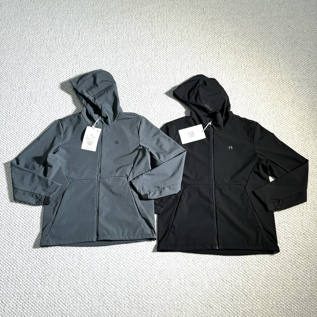 P230
KOLON SPORT 可隆男士防水防风户外连帽软壳
采取专业面料,持久防风防雨,适应换季及山野多变天气,舒适透湿,身心自由呼吸,户外感细节,舒适防护
【官网同步1:1】【1:1五金辅料】
弧形延长袖口,防水拉链插袋,连帽款式,有效防风,前后可调节,提升贴合度和防护性,热压贴合帽檐,高级感外观
颜色:幽雾绿 曜夜黑
尺码: m -4XL
尺码 肩宽 胸围 后中度袖长 后衣长
M 45 109 87 68
L 47 114 89 70
XL 49 119 91 72
2XL 51 124 93 73
3XL 53 130 95 74
4XL 55 135 97 75