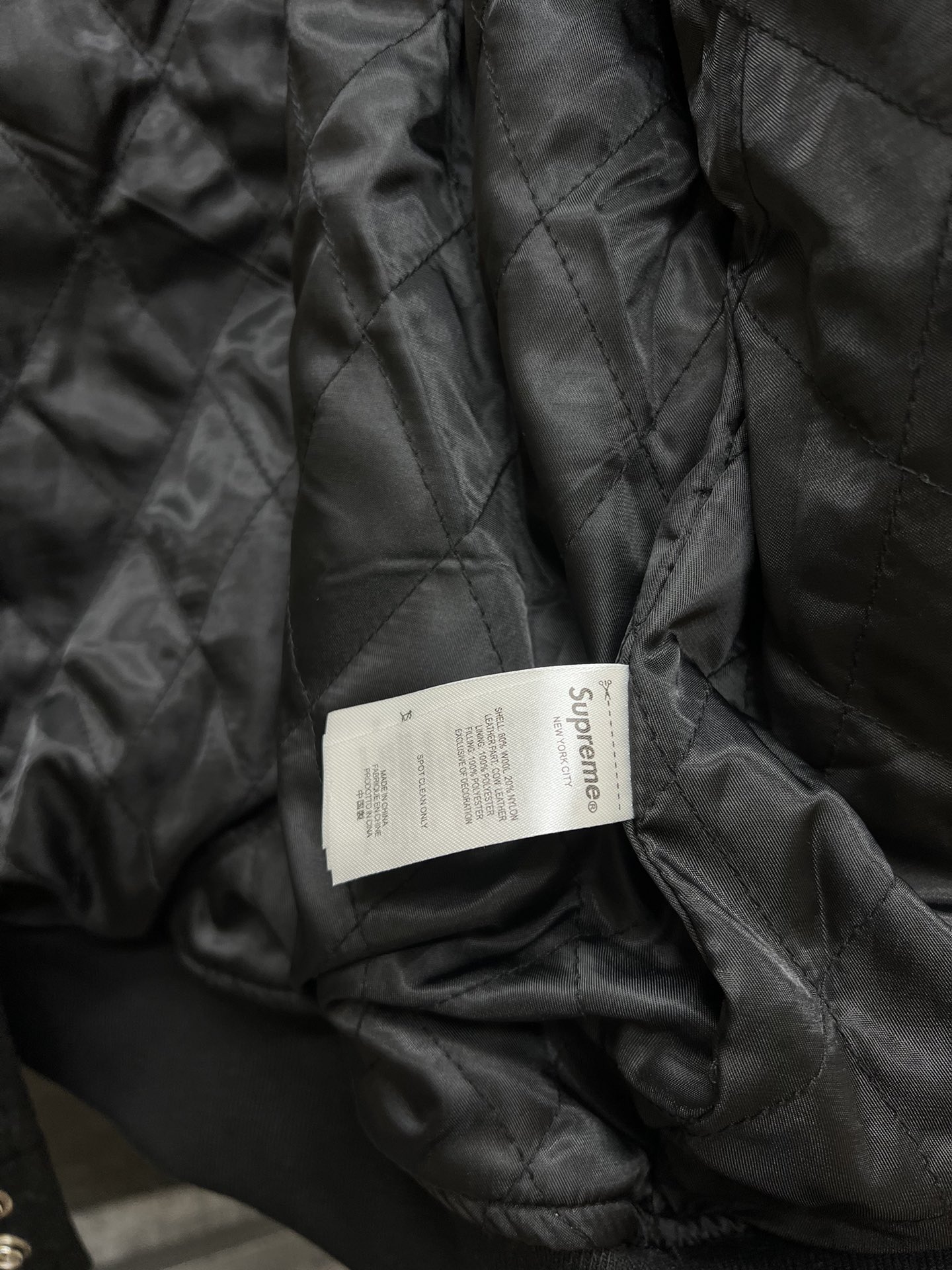 P280 原版复刻单品  Supreme x 40 Acres 联名款 SS25 WEEK9 Malcolm X Varsity Jacket 圆形毛绒徽标logo休闲美式潮流夹克 男女同款  宽松版型
颜色：黑色
尺码：S   M   L   XL
      胸围   衣长    肩宽    袖长
S:   142       70       60       62
M:  146       72       62       63
L:    150      74      63.5     64
xL:  154      76      64.5     65

今年的全系列热门单品，今天带来秋冬季节夹克外套！！大身毛呢面料，袖子皮料为进口皮料整体有皮质感同时哑光效果！！下摆领口袖口都有加密螺纹！！胸口品牌Sup缜密小刺绣，左侧又点缀40联名毛巾绣！！后背超大X刺绣logo！！主标领标都是定制带联名logo！！内里菱形格填充棉，秋冬季节足够！！十星⭐狠货，强烈推荐✔️✔️✔️