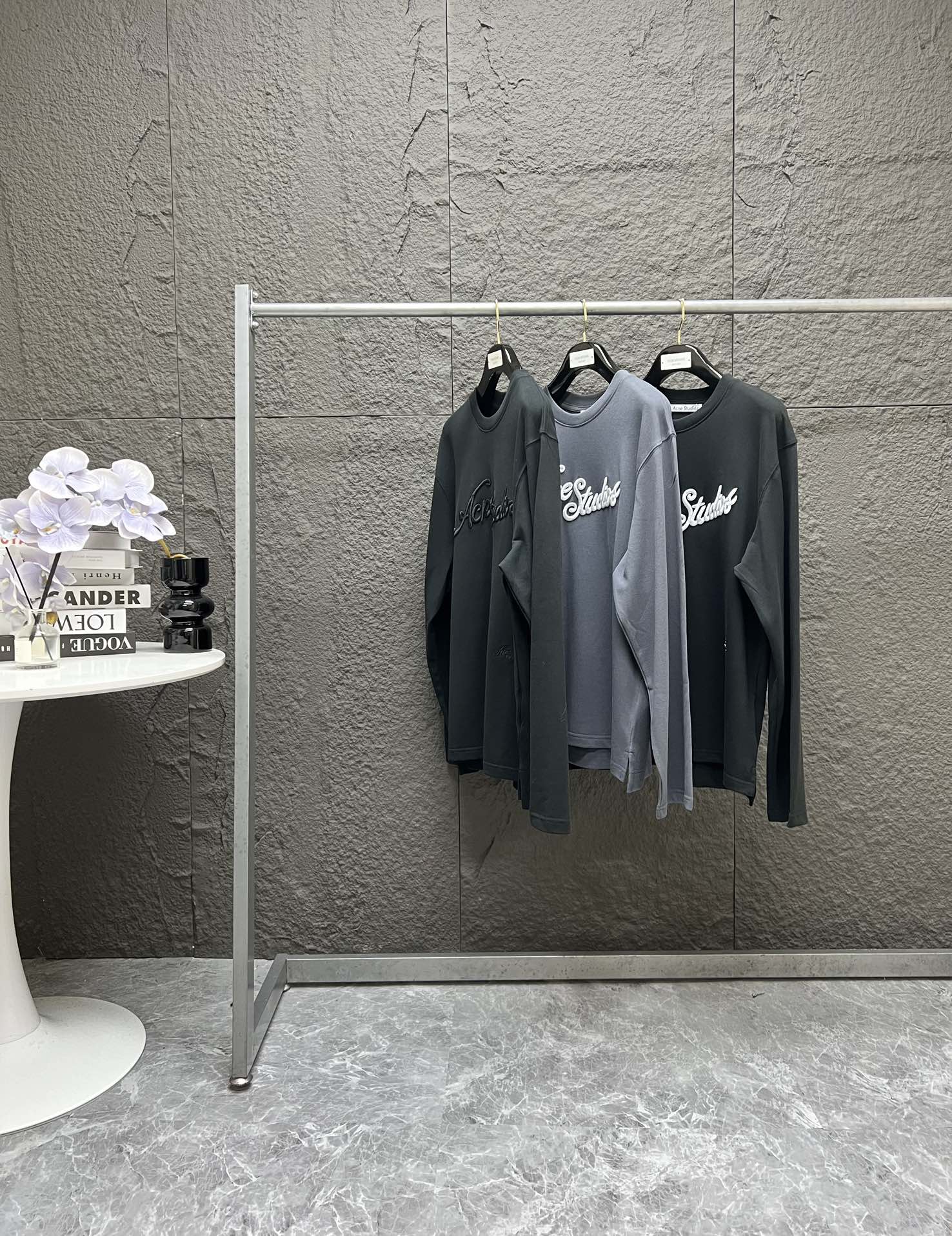 P155 Acne Studios FW25刺绣徽标字母圆领宽松长袖毛衣 男女同款 重磅朱地棉面料，挺括有型，简约的冷淡风设计，采用街头风的轮廓剪裁，无论是穿着效果还是袖型都能体现出oversize的气质，胸前宫廷风的草写体字母刺绣，粗线条的3D工艺，浑厚立体，极具奢华质感和清晰的辨识度，下摆也有同样的字母刺绣，小而精致，像笔尖写出来的的签名体，高端质感和时尚范儿并存，百搭的简约造型也能一如既往的吸睛。 原版定制染色 特殊颜色 新增官网同步经典黑色 颜色：黑色黑字 黑色白字 灰蓝白字 尺码：S M L XL （176 145穿M） S胸围112衣长71肩宽53 袖长62 M胸围116衣长73肩宽54袖长63 L胸围120衣长75肩宽55袖长64 XL胸围124衣长77肩宽56袖长65