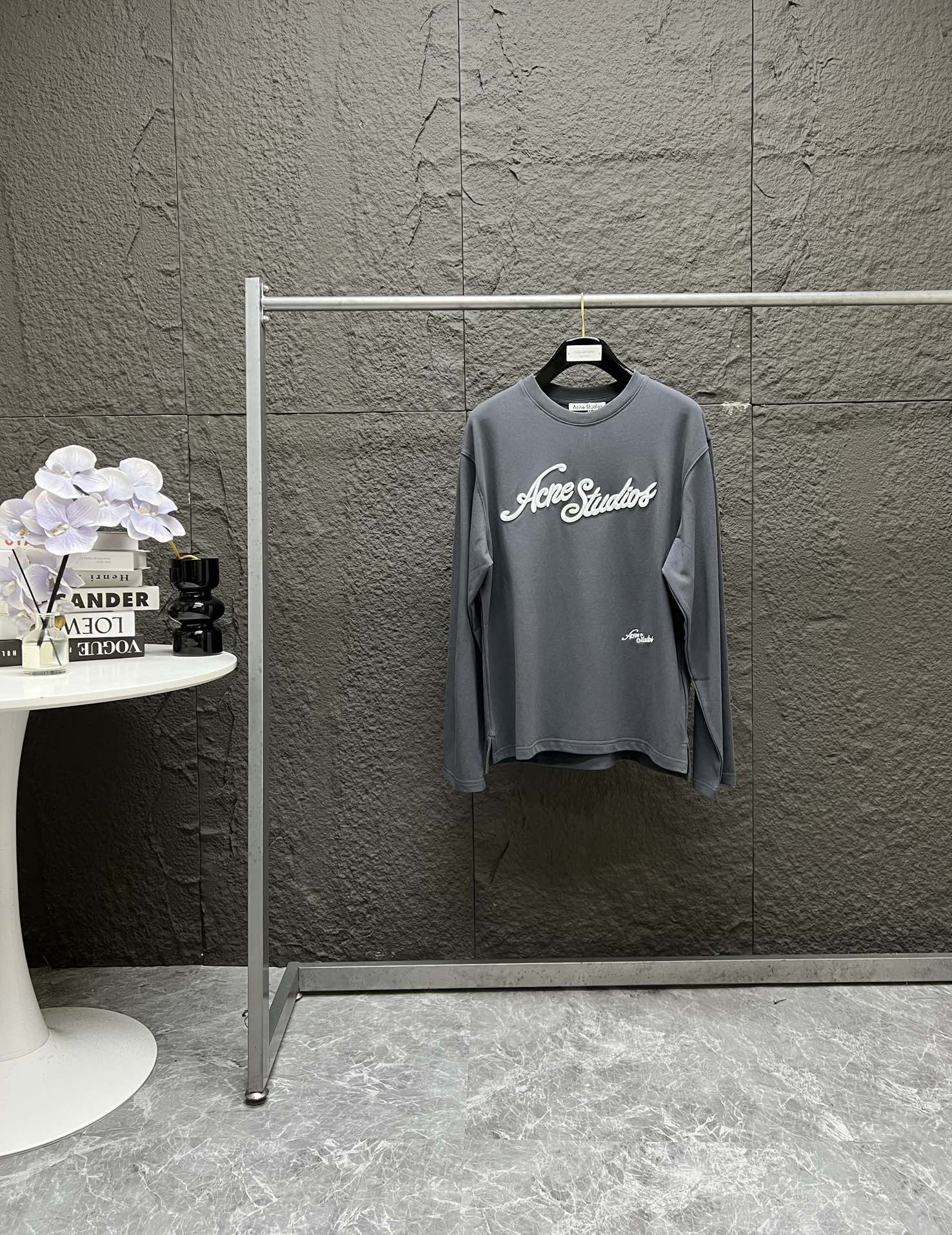 P155 Acne Studios FW25刺绣徽标字母圆领宽松长袖毛衣 男女同款 重磅朱地棉面料,挺括有型,简约的冷淡风设计,采用街头风的轮廓剪裁,无论是穿着效果还是袖型都能体现出oversize的气质,胸前宫廷风的草写体字母刺绣,粗线条的3D工艺,浑厚立体,极具奢华质感和清晰的辨识度,下摆也有同样的字母刺绣,小而精致,像笔尖写出来的的签名体,高端质感和时尚范儿并存,百搭的简约造型也能一如既往的吸睛。 原版定制染色 特殊颜色 新增官网同步经典黑色 颜色:黑色黑字 黑色白字 灰蓝白字 尺码:S M L XL (176 145穿M) S胸围112衣长71肩宽53 袖长62 M胸围116衣长73肩宽54袖长63 L胸围120衣长75肩宽55袖长64 XL胸围124衣长77肩宽56袖长65