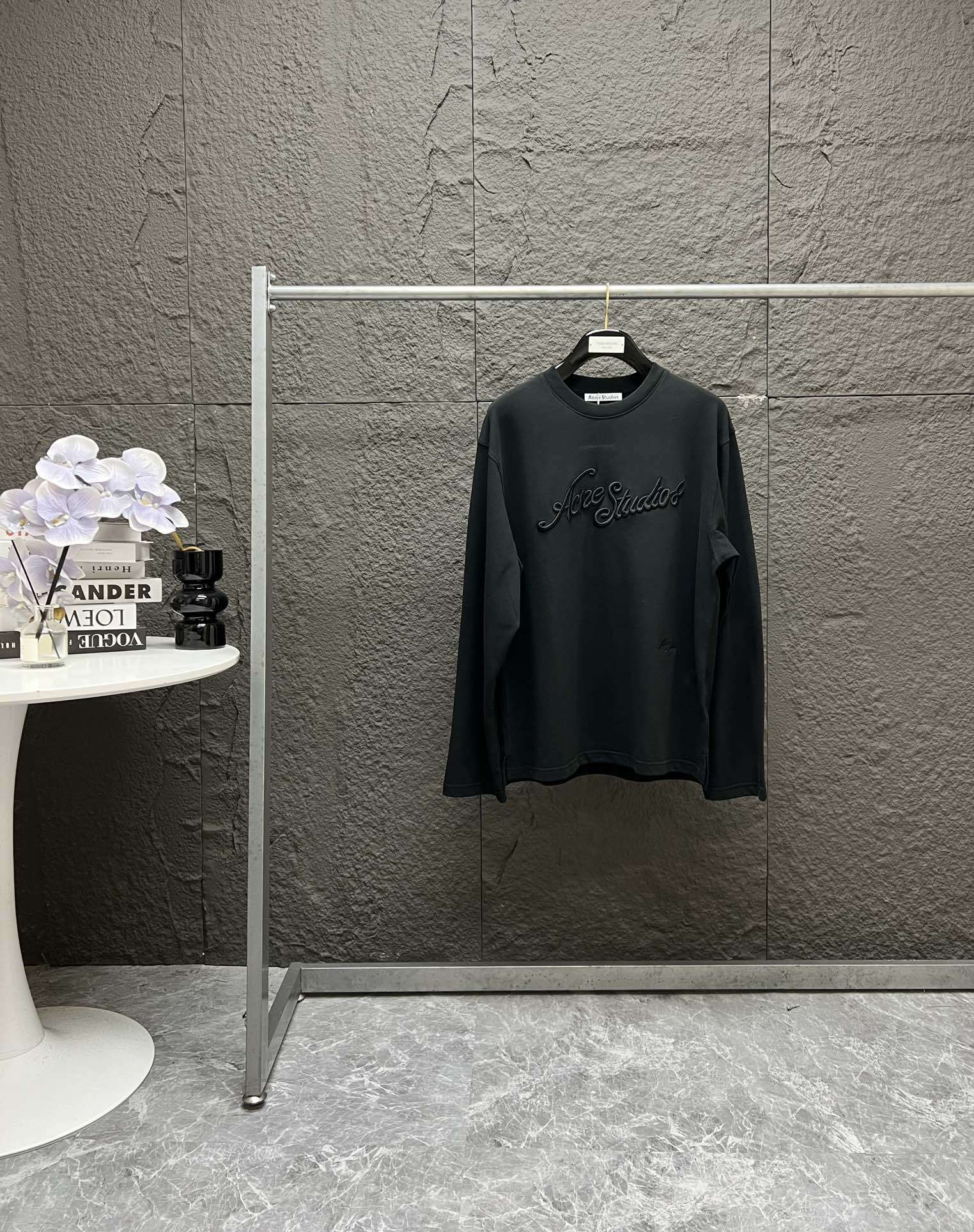 P155 Acne Studios FW25刺绣徽标字母圆领宽松长袖毛衣 男女同款 重磅朱地棉面料,挺括有型,简约的冷淡风设计,采用街头风的轮廓剪裁,无论是穿着效果还是袖型都能体现出oversize的气质,胸前宫廷风的草写体字母刺绣,粗线条的3D工艺,浑厚立体,极具奢华质感和清晰的辨识度,下摆也有同样的字母刺绣,小而精致,像笔尖写出来的的签名体,高端质感和时尚范儿并存,百搭的简约造型也能一如既往的吸睛。 原版定制染色 特殊颜色 新增官网同步经典黑色 颜色:黑色黑字 黑色白字 灰蓝白字 尺码:S M L XL (176 145穿M) S胸围112衣长71肩宽53 袖长62 M胸围116衣长73肩宽54袖长63 L胸围120衣长75肩宽55袖长64 XL胸围124衣长77肩宽56袖长65