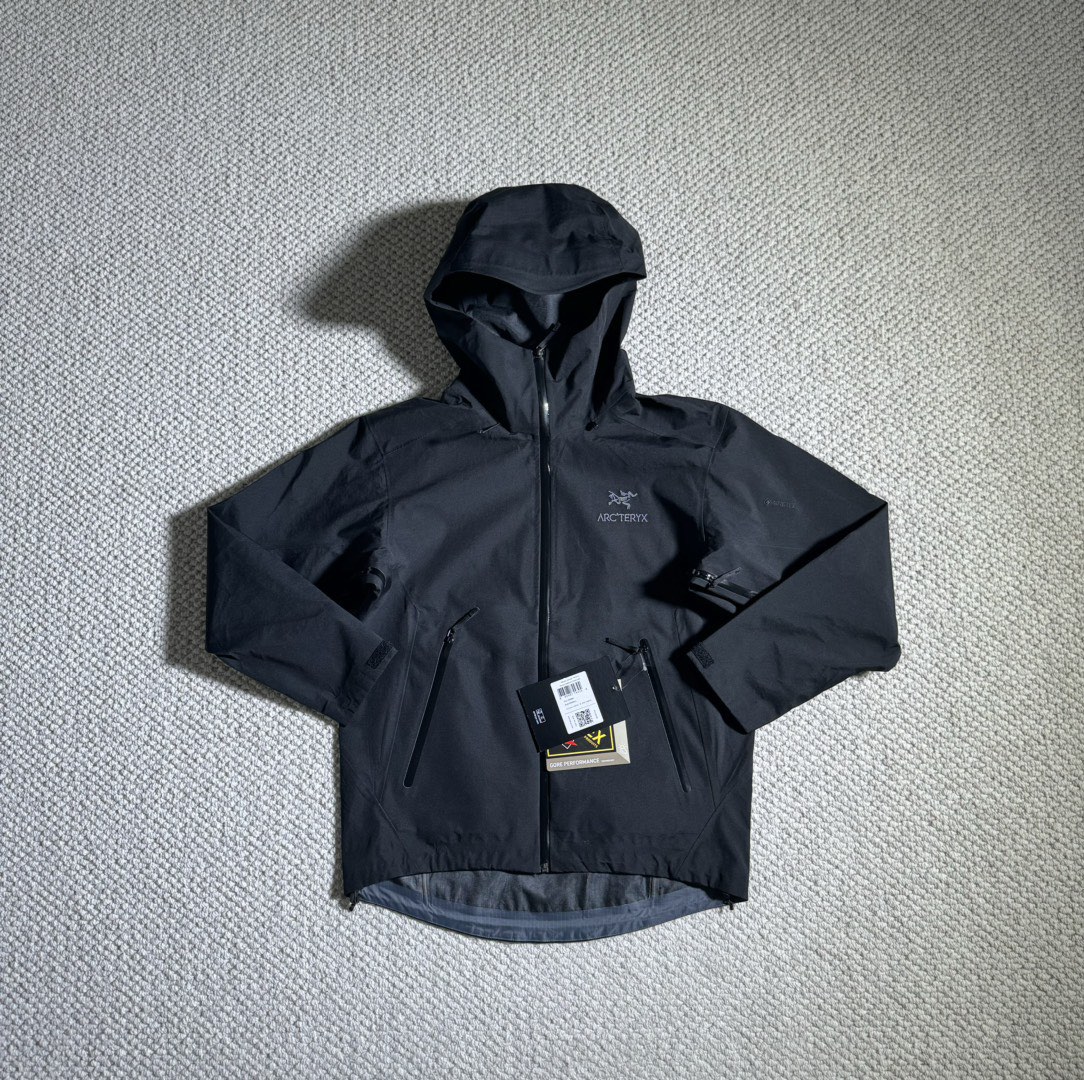 P260 ARCTERYX 始祖鸟贝塔 Beta LT 26844防水硬壳冲锋衣 连帽夹克
三层面料最后的效果挺括轻薄 防水性能俱佳 多裁片对称立体位的拼接剪裁 论人体工学和专业化户外设计带来的最终穿着感 要拉开TNF竞品的一个身位；
始祖鸟的全身压胶 在拉链位置附了对比图 拉链侧压胶是完全没有外走线压线的 三道工序才呈现和zp一致的效果 一个位置的工艺处理就需要十多分钟 很多人会提到的顶级版本内里压胶和拉链贴片 图片的效果最为直观 所以拍了很多细节；
功能性的冲锋衣以及裤子 都会在腋下裤腿这些部位设计拉链开口 就如21777的腿部拉链 为了你更方便快捷的排热拍湿 因为整体防污防水的性能 不能既要且要 既要它达到功能性又要它像纯棉质地一般吸汗 不然官网为何设计拉链 是不是一下就能想明白作用了～
胸口刺绣位置的反面压胶处理 整体防水 平和度和一致度是很多版本不会去特意拍的 zp的这个位置做的非常漂亮 精致程度一下拉高逼格 另外袖口的全压胶细节 肉眼就可分辨高下的东西就不多写了 走线的精细度直接看图
大帽围可调节 调节扣的位置和皮肤衣一致在帽后和领口内侧 气眼始祖鸟Logo钢印  有帽檐并且帽檐内内里软丝可调节角度 固定位下方是一段帽围橡筋 具有一体性 帽围很大 可以做到全挡风效果；下摆维度同样可调节
衣领主标和领口最顶部的贴布都为仿尼的亲肤材料贴片 袖口魔术贴外侧则为麂皮 内侧高密刺毛 保证更好的耐用性以及粘性  魔术贴底座三层压线固定 压线距离等宽；
每个细节的成本增加也提供了更好更舒适的穿着感受；
Ykk轻量化拉链套件 洗标位置按照原版在口袋内里 翻层位固定缝纫 对日常的口袋取物置物活动没有影响和不适 看到过直接单缝在内里边角位置的糟糕细节 这些外表轻易观察不到的地方往往最给穿着者带来幸福感；

    肩宽	  胸围  袖长 衣长	  体重	
XS	51	  113	57	  79	90-110	
S	53	  117	59	  81	     100-140	
M	55	  122	61	  83	130-170	
L	58	  128	64	  86	160-200	
XL	60	  132	66	  88	180-220