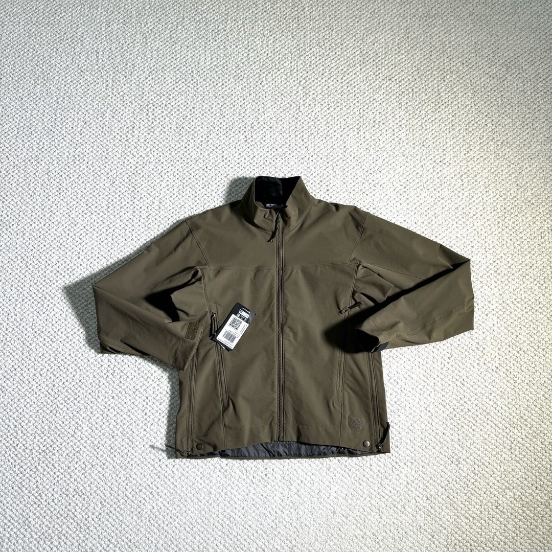 P250 
鸟家宝藏软壳！必入款，更MAN的军鸟，(低调logo)
巡逻夹克 Arcteryx始祖鸟 始祖鸟军鸟系列 Leaf patrol ar Patrol 纯色立领休闲夹克 
👔面料
•	采用双链登山布和锦氨混纺面料，兼顾舒适性和实穿性。
•	双链底布增强面料硬挺感，避免软塌。
•	锦氨高弹性提升舒适性，面料自带肌理感。
•	双层防水涂层提升衣物的防水性能。
👔 做工与设计
•	正肩设计，增强肩部贴合度。
•	收腰设计，突出曲线，显瘦效果明显。
•	多种拼接设计让衣服版型更加立体。
•	运动时，衣服更加贴合身形。
•	开口袋和开拉链设计提升衣物的档次感。
尺码 S-XXL
颜色: 狼灰色 游骑兵绿 黑色
    前中长	后中长	胸围  肩袖长   建议体重	
S	 52.2	65.5	116	   59.5	      80-110	
M	 54	     67.5	120	   61	     100-130	
L	 55.8	69.5	124	   62.5	     130-160	
XL	 57.6	71.5	128	   64	     160-180	
2XL 59.4	73.5	132	   65.5	     180-210	

注:尺码均为人工测量，存在1-2cm误差属于正常