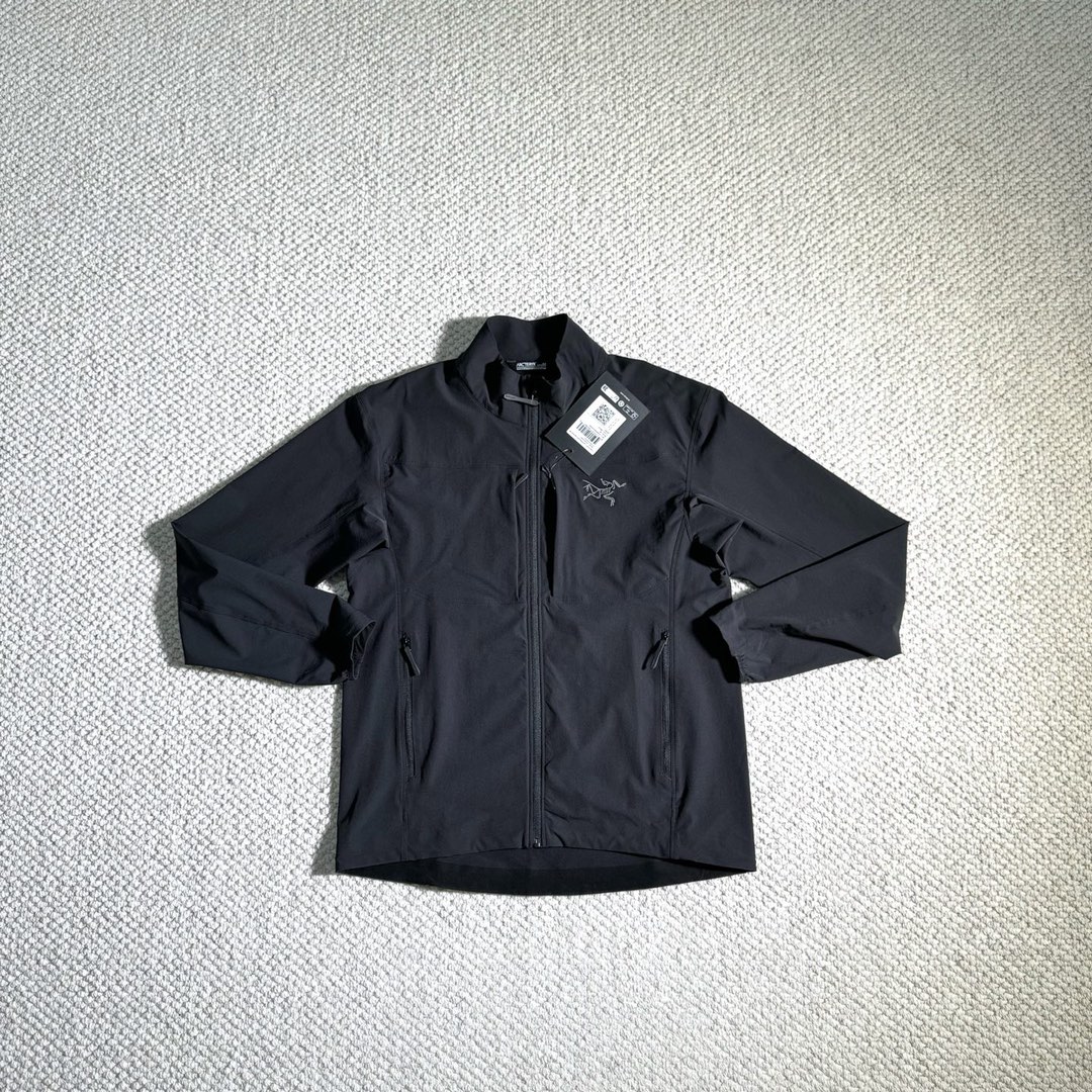 P210 原厂出品！品质保证！ Arcteryx始祖鸟 GAMMA LIGHTWEIGHT 纯色轻薄软壳户外透气防风轻量速干跑步夹克外套 男款 顶级一线户外大厂出来的货 非常注重做工细节！ 注意衣服下摆和袖口的压胶以及刺绣颜色和内里洗标位置等等！都有实拍！ 不是市面上那些样子货能比的！ 面料采用原厂Fortius™DW1.0-尼龙/氨纶机织面料! 采用不含 PFC 的，持久防泼水处理，款式经典，拥有极强舒适度！ 黑色 尺码S-XXL S衣长71胸围114肩宽46袖长66 建议体重110-130 M衣长74胸围118肩宽47袖长68 建议体重130-150 L衣长77胸围122肩宽48袖长70 建议体重150-170 XL衣长80胸围126肩宽49袖长72 建议体重170-190 XXL衣长83胸围130肩宽50袖长74 建议体重190-210