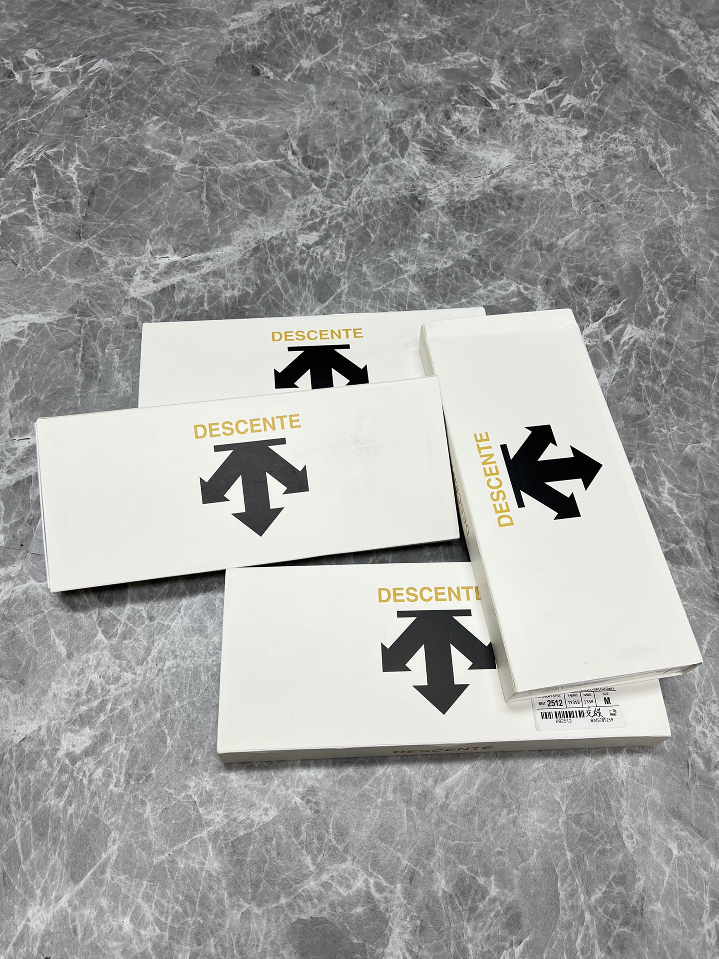 P140 DESCENTE 迪桑特右肩经典刺绣小标圆领长袖打底衫
⚠️高端品相包装:对标对码 一件配一盒子内带雪梨纸+防腐剂包精装打包。送人自利益都合适~⭐️如有售后务必原包装返还!
采用订制200G液氮丝光棉;微带弹力,排汗性更加~多洗也不易变形。经典圆领设计,简单百搭,内搭单穿都很🉑
颜色:米白色 浅蓝色 宝蓝色 黑色
尺码:M-3XL
M:肩宽47胸围104衣长71袖长59
L:肩宽48胸围108衣长72袖长61
XL:肩宽49胸围112衣长73袖长62
XXL:肩宽50胸围116衣长76袖长63
XXXL:肩宽51胸围120衣长78袖长65