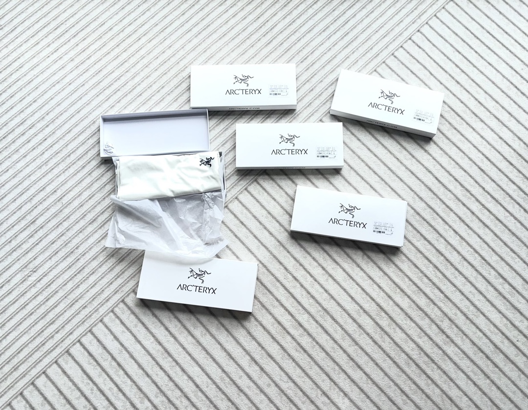 P145 ARC'TERYX/始祖鸟 经典胸口 鸟骨架子刺绣logo 圆领长袖T恤打底衫。 ⚠️高端品相包装：对标对码 一件配一盒子内带雪梨纸+防腐剂包精装打包。送人自利益都合适～⭐️如有售后务必原包装返还！ ⚠️采用订制200G液氮丝光棉；微带弹力，排汗性更加～多洗也不易变形。经典圆领设计，简单百搭，内搭单穿都很🉑。胸口小标进口机器对标刺绣，精致饱满。微宽松的版型包容性很强。怎么穿都不过时的百搭必备单品！ 颜色：米白色 天空蓝 宝蓝色 浅莹绿 黑色 尺码：M-3XL M：肩宽47胸围104衣长71袖长59 L：肩宽48胸围108衣长72袖长61 XL：肩宽49胸围112衣长73袖长62 XXL：肩宽50胸围116衣长76袖长63 XXXL：肩宽51胸围120衣长78袖长65