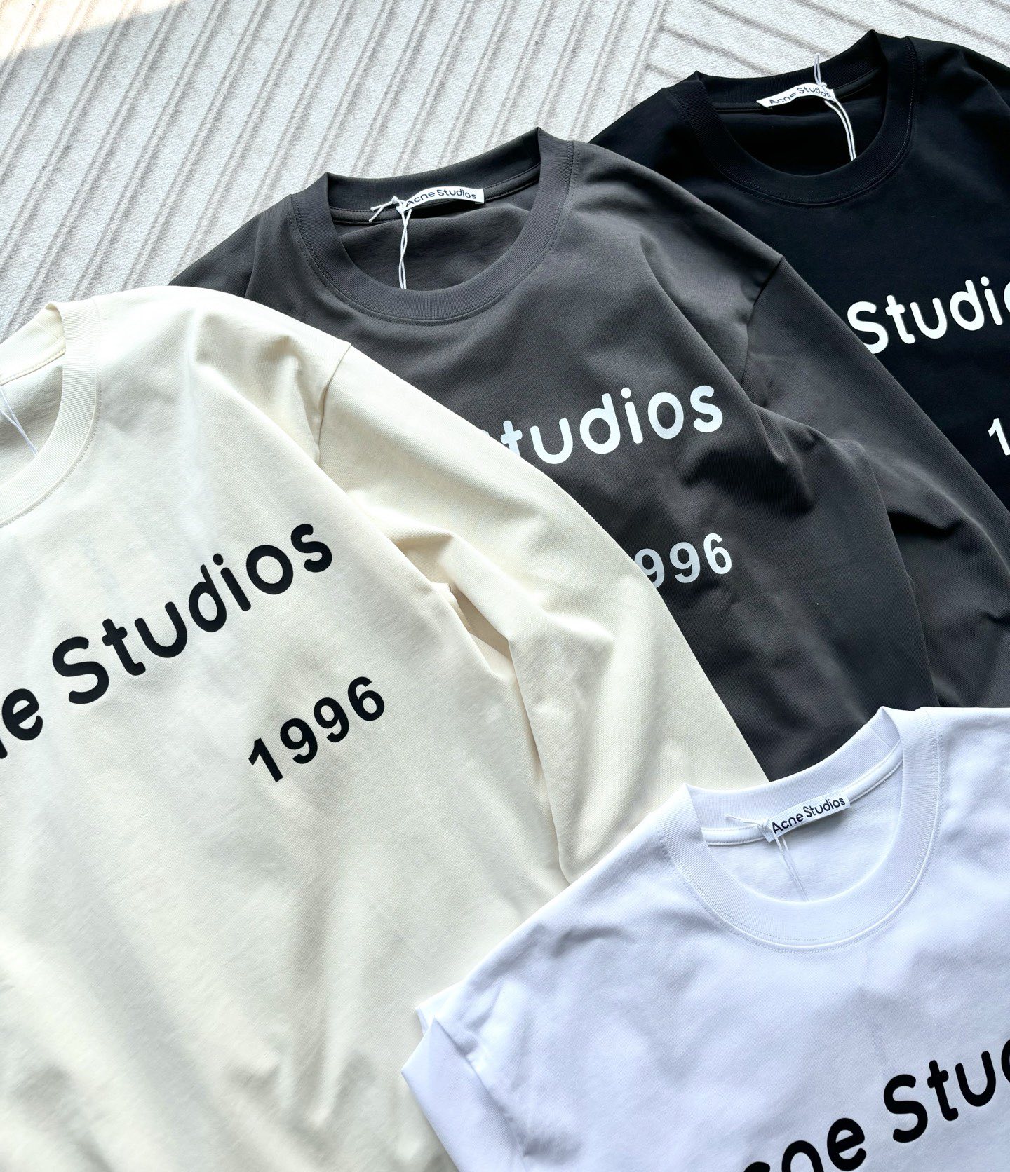 P145 AcneStudios 1996系列 纯棉字母印花长袖T恤打底衫 男女同款
采用100%纯棉高克重 双纱300克针织面料。袖口领口采用同缸染色螺纹。衣服棉质感十足,耐洗耐穿,acne的大爆1996系列 字母印花 建议百搭男女均可搭配。好穿的很。
𝐂𝐎𝐋𝐎𝐔𝐑:黑 白 杏 灰
𝐒𝐈𝐙𝐄:XS-L
XS肩宽48胸围102衣长68袖长56
S肩宽51胸围108衣长71袖长57
M肩宽53胸围114衣长74袖长58
L肩宽56胸围120衣长78袖长60