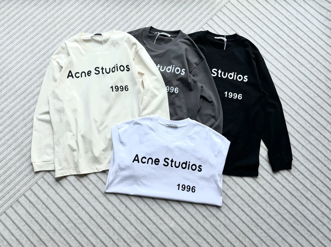 P145 AcneStudios 1996系列 纯棉字母印花长袖T恤打底衫 男女同款
采用100%纯棉高克重 双纱300克针织面料。袖口领口采用同缸染色螺纹。衣服棉质感十足，耐洗耐穿，acne的大爆1996系列 字母印花 建议百搭男女均可搭配。好穿的很。

𝐂𝐎𝐋𝐎𝐔𝐑：黑 白 杏 灰

𝐒𝐈𝐙𝐄：XS-L
XS肩宽48胸围102衣长68袖长56
S肩宽51胸围108衣长71袖长57
M肩宽53胸围114衣长74袖长58
L肩宽56胸围120衣长78袖长60