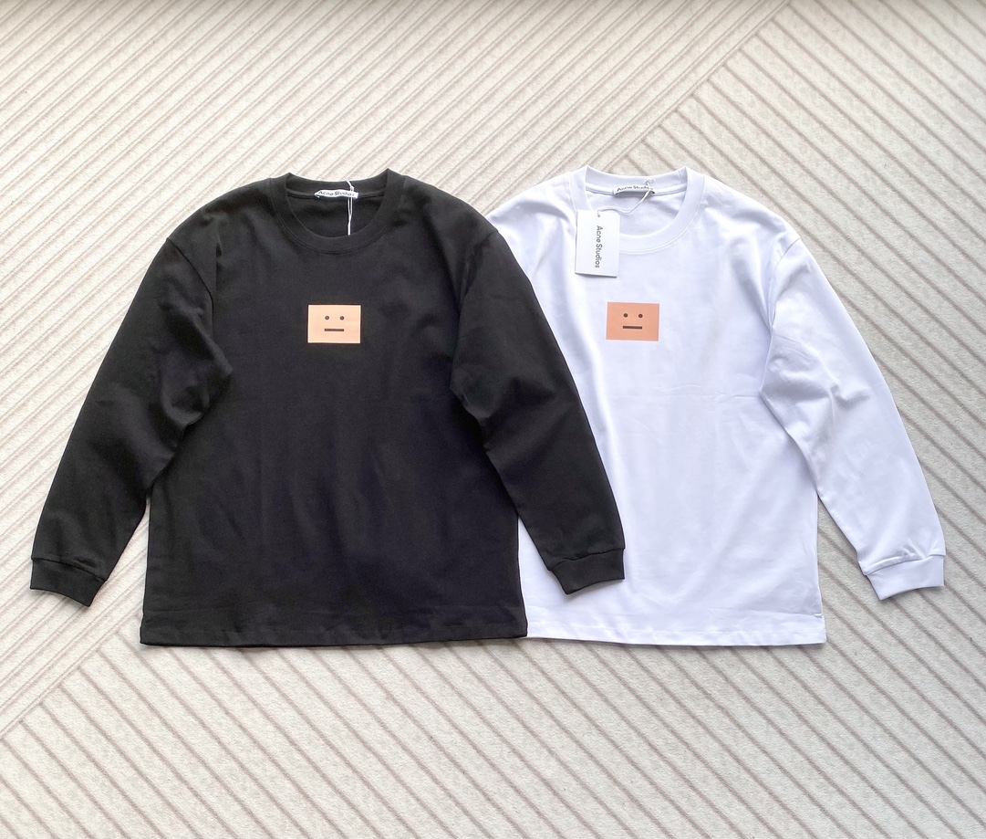 P145 高品质ACNE 经典方块笑脸 双色男女同款圆领长袖T恤 打底衫 全新秋装🍂 AcneStudios 笑脸印花长袖T恤 微宽松版型 男女均可驾驭；采用高克重300G双纱100%纯棉面料，领口和袖口均同缸染色螺纹 衬衣版型更佳，更耐穿耐洗！经典简约的印花logo，不会爆裂也不会脱落哦。 颜色：白色 黑色 尺码：XS- L XS肩宽48胸围102衣长68袖长56 S肩宽51胸围108衣长71袖长57 M肩宽53胸围114衣长74袖长58 L肩宽56胸围120衣长78袖长60