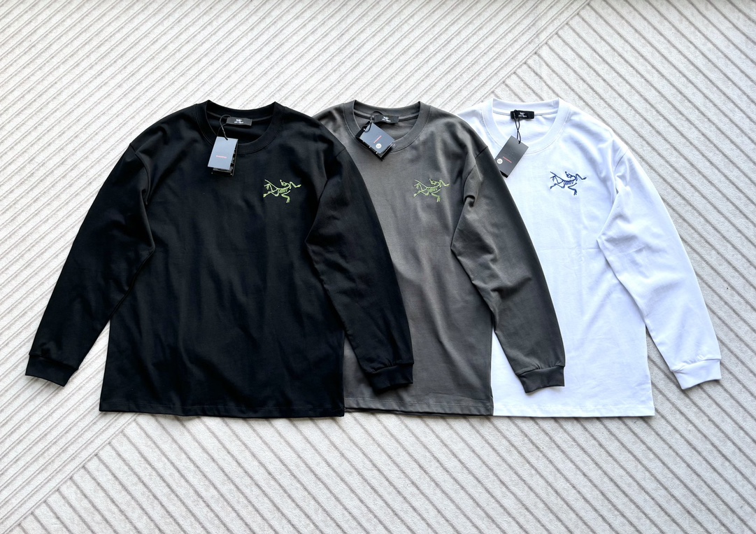 P145 高端品质 ARCTERYX 始祖鸟 经典骨架子logo 素描刺绣圆领长袖T恤 打底衫 微宽松版型 采用300G高克重双纱纯棉面料。螺纹领口+螺纹袖口，质感更佳。进口机器刺绣完美无瑕。微微宽松的版型上身不挑人。经典配色男女均可随意搭配。 颜色：白色 碳灰色 黑色 尺码：XS- L XS肩宽48胸围102衣长68袖长56 S肩宽51胸围108衣长71袖长57 M肩宽53胸围114衣长74袖长58 L肩宽56胸围120衣长78袖长60