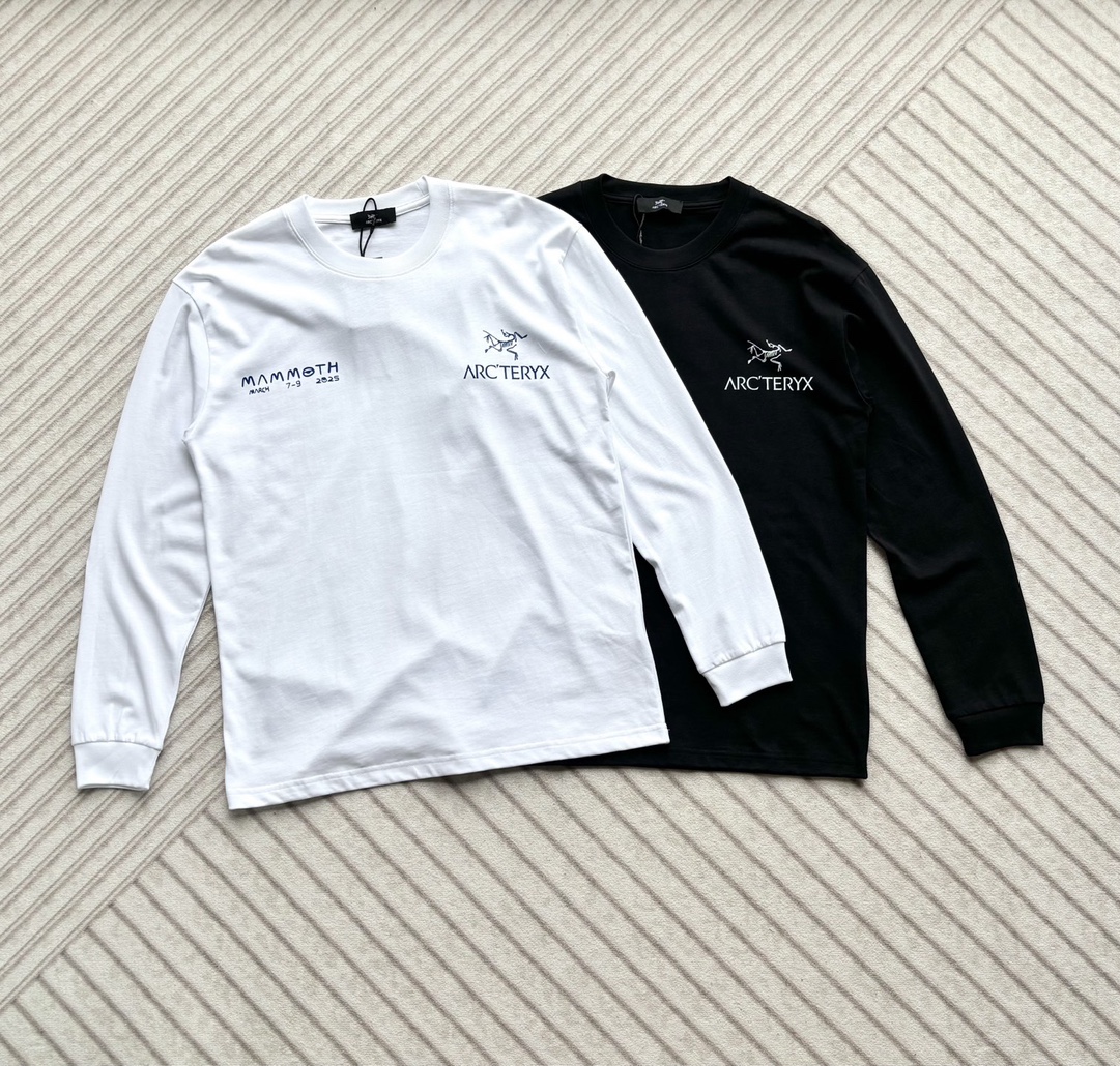 P145 高品质 ARCTERYX始祖鸟 3M2025 几何图形印花圆领长袖T恤
 采用100%纯棉 300G双纱棉面料。领口袖口同缸洗染螺纹。无色差。成衣三针五线高密度风格，面料柔软细腻。可做打底衫直接贴肤穿着。单穿也是很不错的选择，前胸小logo印花对应后背几何涂鸦造型，别有一番风味。
𝐂𝐎𝐋𝐎𝐔𝐑：黑 白 
𝐒𝐈𝐙𝐄：XS-L
XS：肩宽48胸围102衣长68袖长56
S：肩宽51胸围108衣长71袖长57
M：肩宽53胸围114衣长74袖长58
L：肩宽56胸围120衣长78袖长60