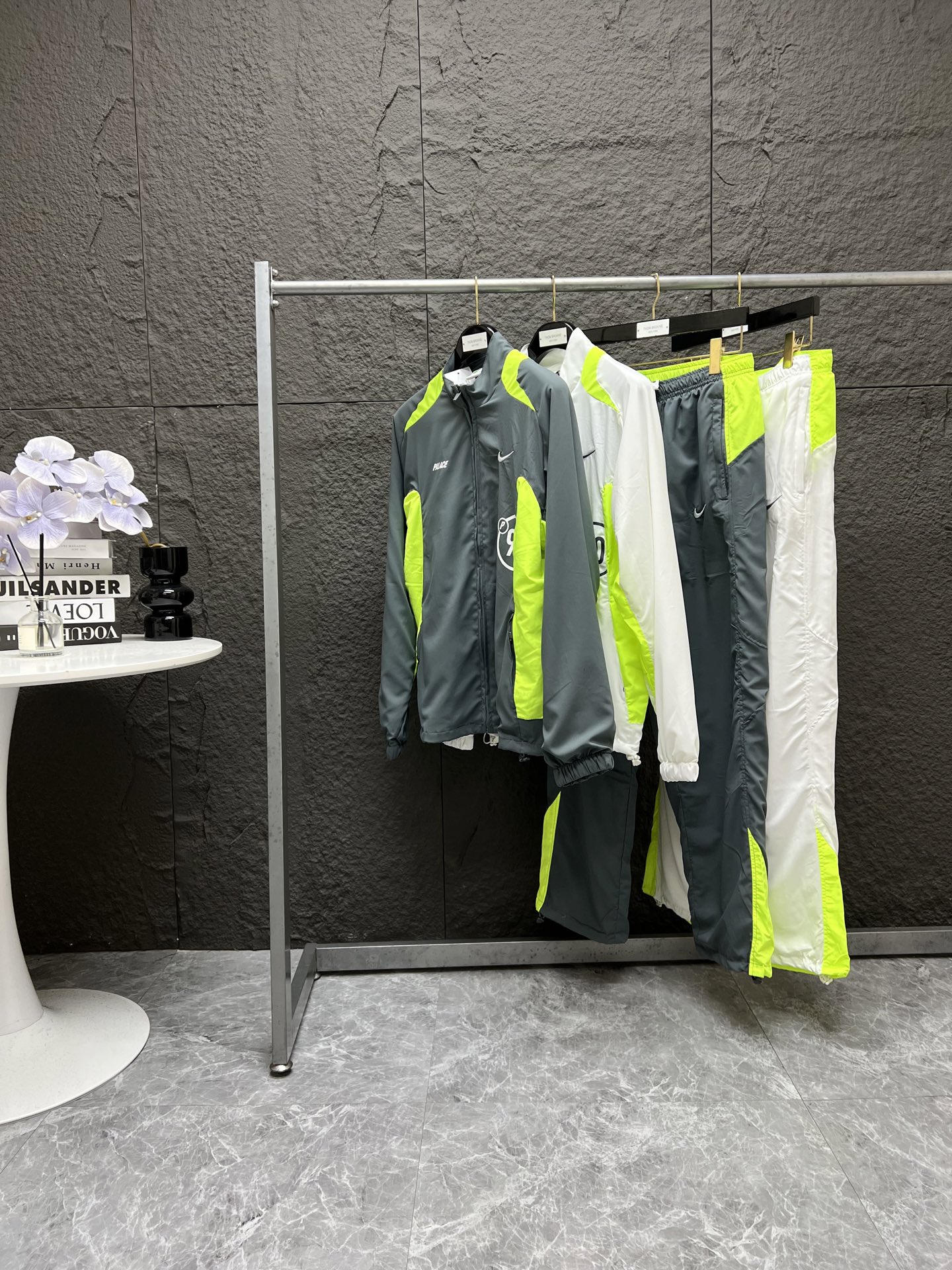 外套P260 裤子P220 PALACE x Nike 联名款 FW25 TOTAL TRACK JACKET 拼接拉链夹克外套 男女同款 • 标志性撞色拼接:白/灰绿双色可选,荧光绿色块点缀衣身,一眼认出 PALACE 与 Nike 的联名身份,后背「P110」大圈 Logo + PALACE 字样,辨识度拉满. • 机能风运动版型:立领拉链设计+松紧袖口下摆,防风又利落,宽松剪裁适配日常出街、运动叠穿,男女同款无性别穿搭友好. • 复古运动氛围:把球场热血感搬进城市街头,不管是配牛仔裤还是运动裤,都能轻松穿出复古潮人范儿. 颜色:灰绿 白色