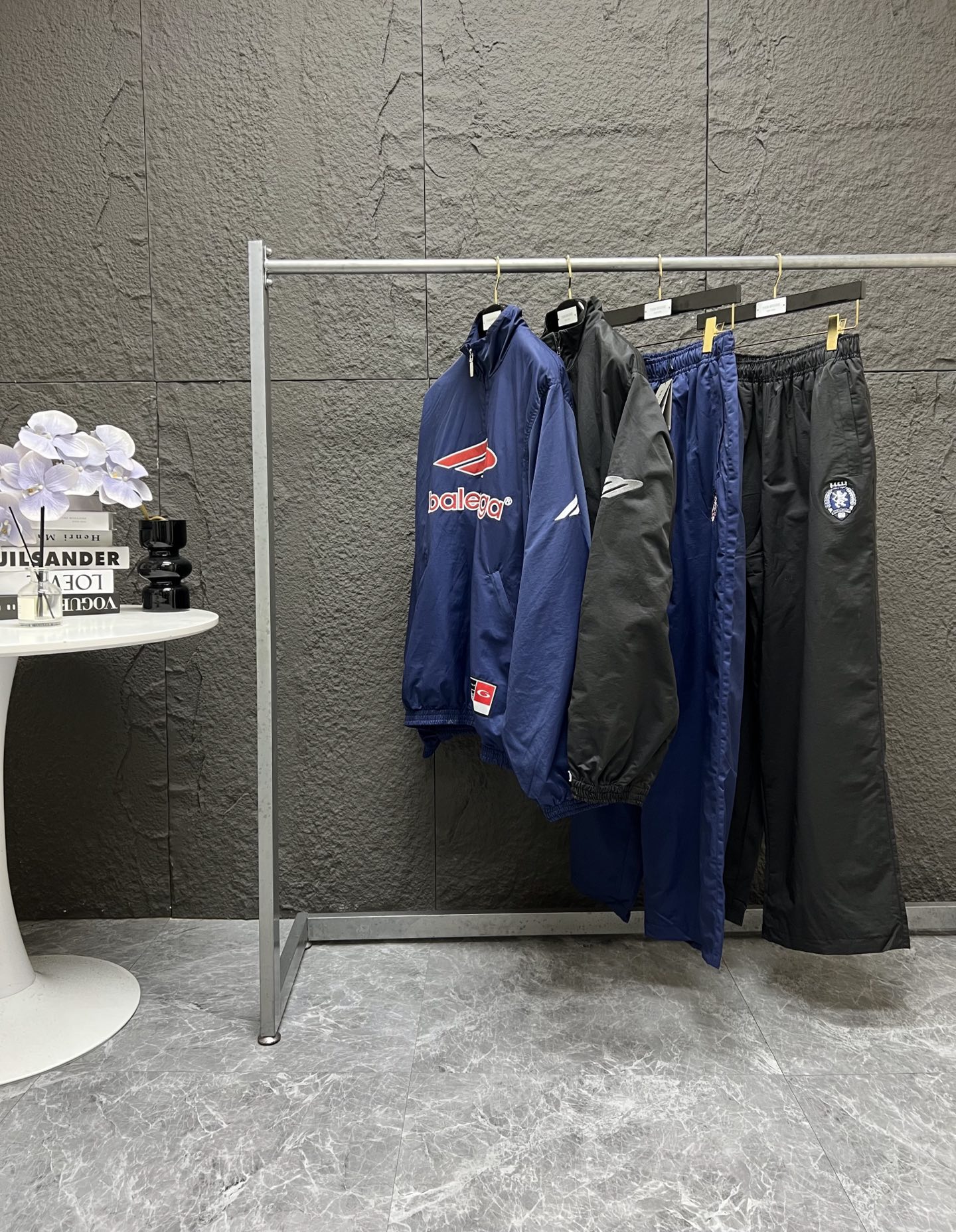 外套P280 裤子P220 BALENCIAGA 巴黎世家 26SS春季football足球系列曼联刺绣梭织夹克外套 • 巴黎足球系列限定款 曼联队徽精密刺绣 • 重磅梭织面料,挺括抗皱,春秋季防风通勤两不误 • 经典立领剪裁,藏青/黑双色适配所有风格,男女同款不挑身材 • 袖部B字标识+下摆细节标签,低调彰显奢潮身份 • 球迷情怀与高街风格完美融合,日常出街/观赛穿搭都适配」 颜色:藏蓝 黑色