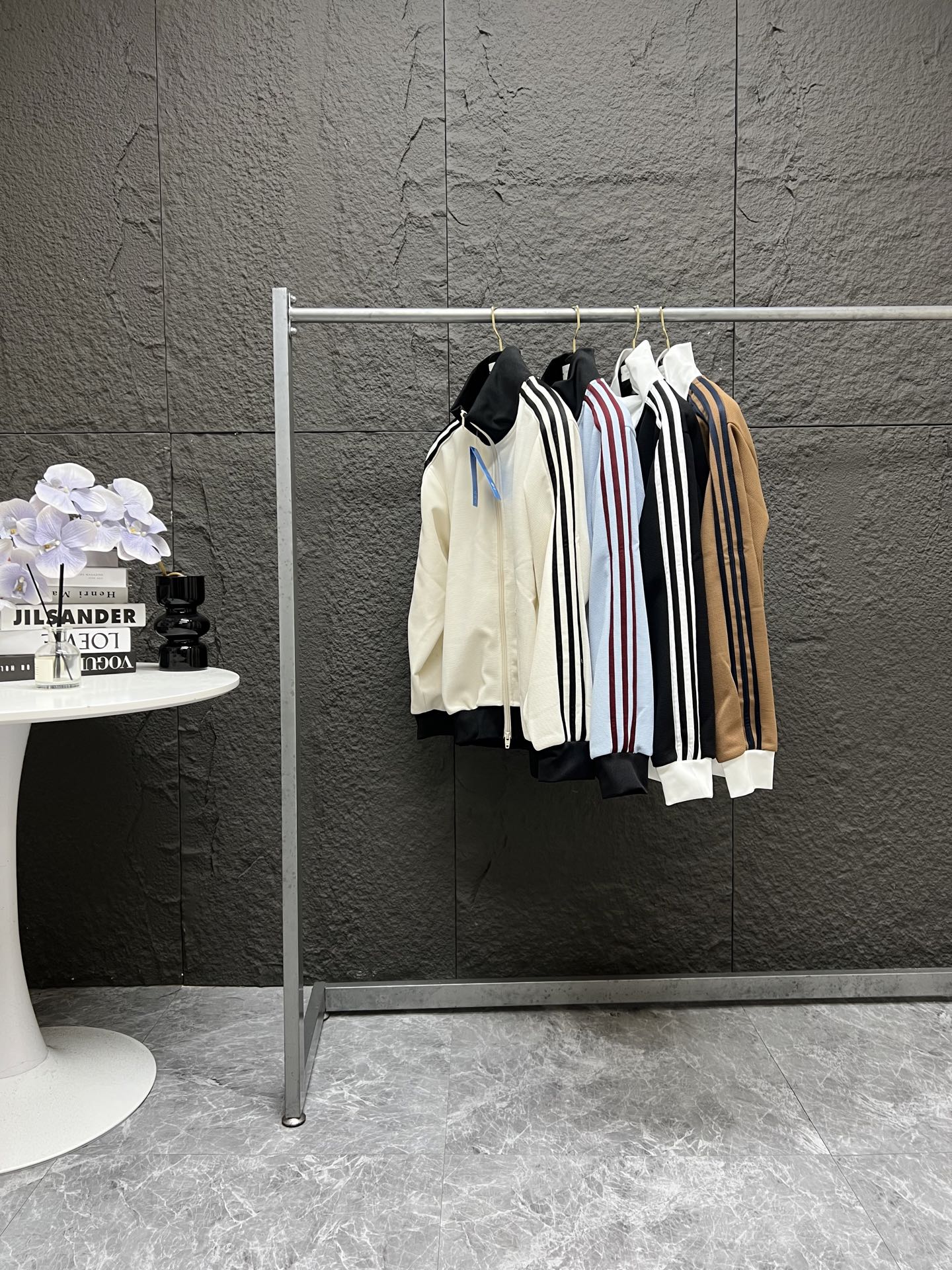 adidas originals 三叶草系列服 WAFFLE BBTT条纹经典复古立领运动休闲拉链长袖夹克 男女同款 颜色:黑色 米色 卡其 蓝色 经典三叶草标识+撞色条纹,一眼认出的adidas originals基因 Ykk双向拉链 立领设计,利落廓形适配各种日常通勤 三叶草经典条纹,低调不张扬,适配牛仔裤/运动裤/工装裤 (176 150穿L) 衣长 胸围 肩宽 袖长 S 67 118 52 60 M 69 122 54 61 L 71 126 56 62 XL 73 130 58 63 XXL 75 134 60 64