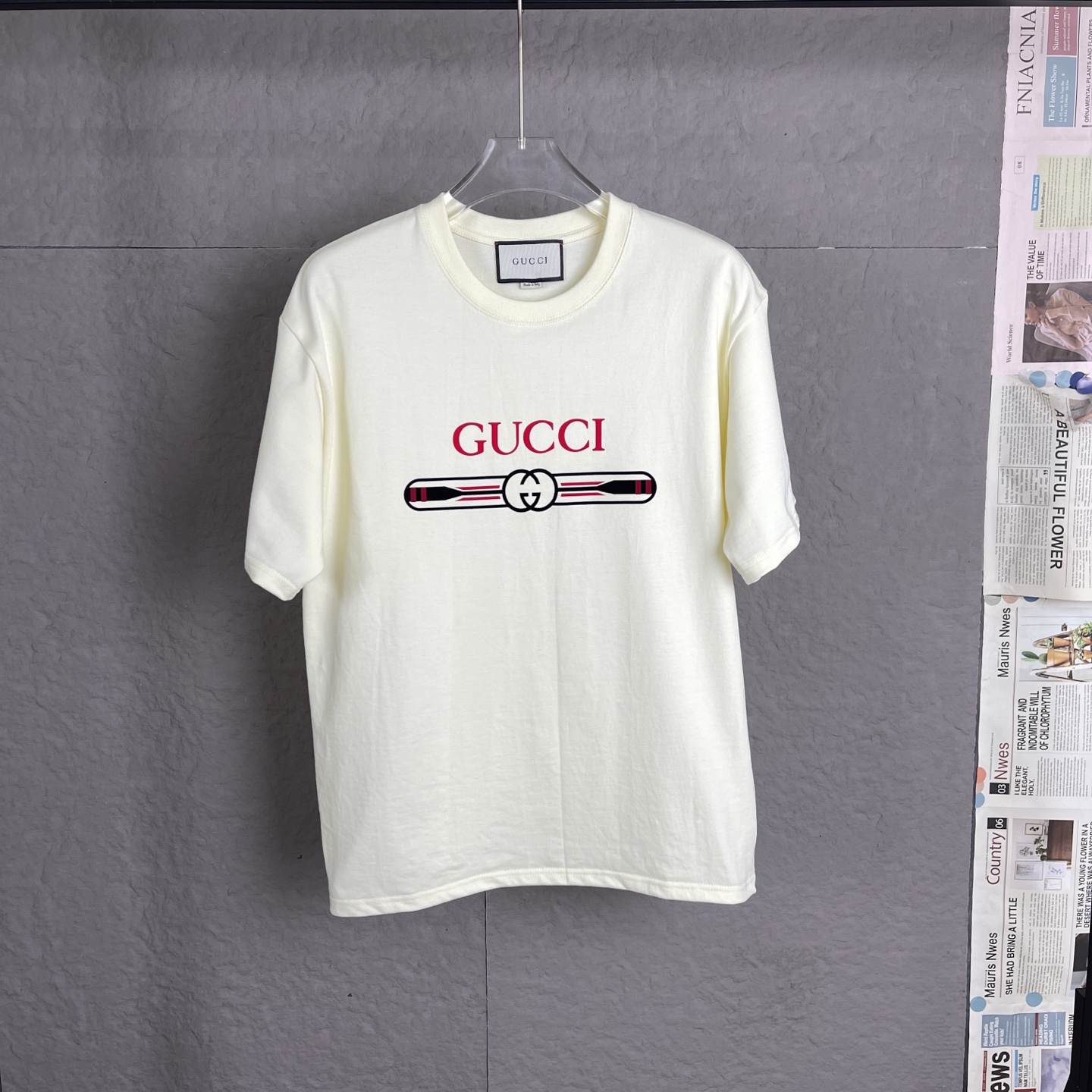 /C01 gucci 古驰 300克重面料 男女同款 宽松版型 早春系列高克重短袖 选用客供定制针织100%纯棉面打造,面料手感细腻，厚实有质感的纯棉布 高密度的机织工艺，如棉絮般柔紧致舒适有挺括感，上身十分显型~ 精致饱满有质感将品牌的…