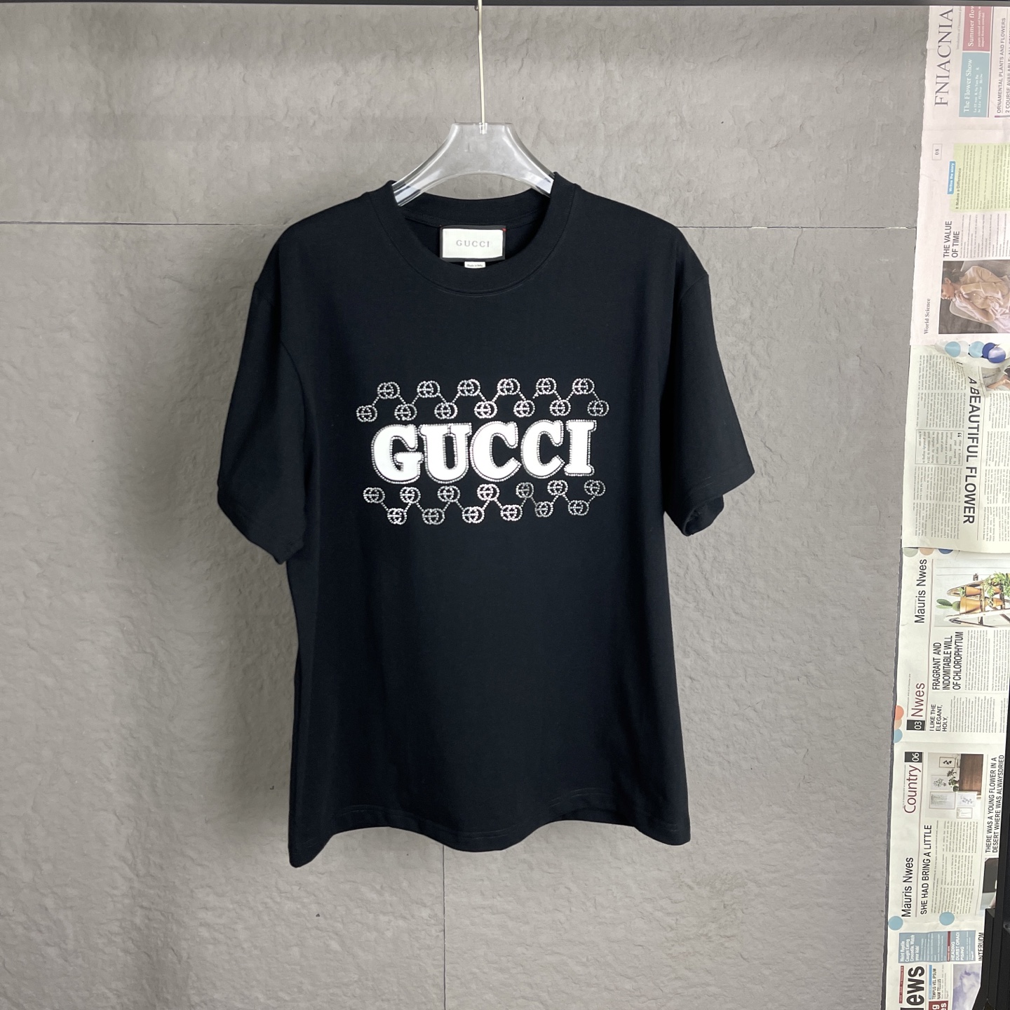 C02 gucci 古驰 烫钻300克重面料 男女同款 宽松版型 早春系列高克重短袖 选用客供定制针织100%纯棉面打造,面料手感细腻，厚实有质感的纯棉布 高密度的机织工艺，如棉絮般柔紧致舒适有挺括感，上身十分显型~ 精致饱满有质感将品牌…