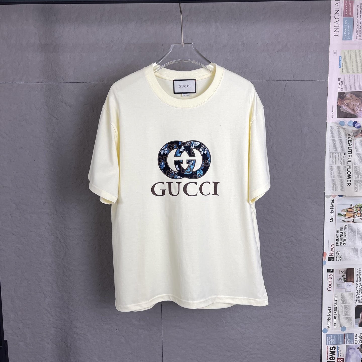 /C08 gucci 古驰 立体胶300克重面料 男女同款 宽松版型 早春系列高克重短袖 选用客供定制针织100%纯棉面打造,面料手感细腻，厚实有质感的纯棉布 高密度的机织工艺，如棉絮般柔紧致舒适有挺括感，上身十分显型~ 精致饱满有质感将…