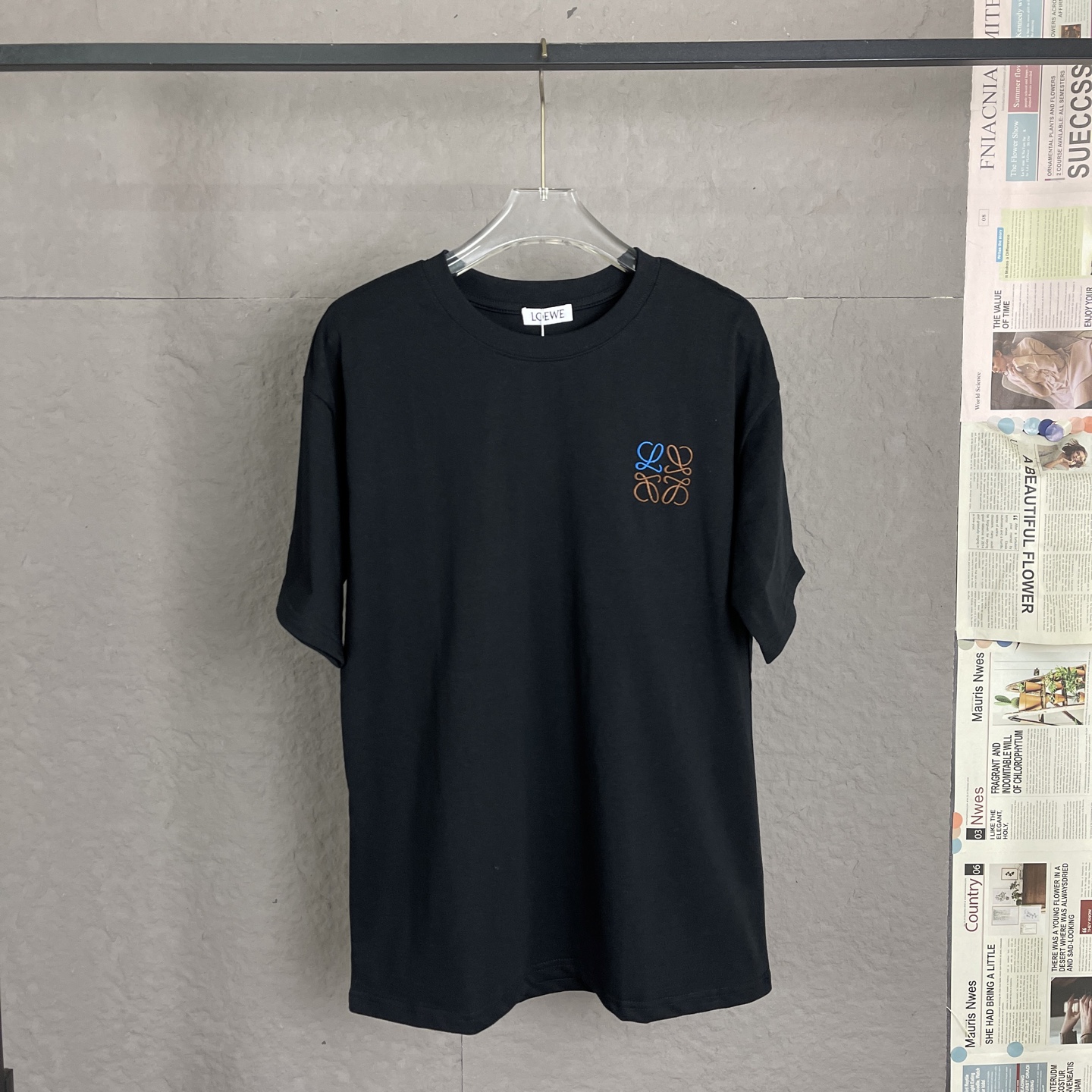 🅿️90 A12 LOEWE 罗意威 25新款 300高克重短袖 刺绣工艺 双拼色 重磅面料 定制拉架罗纹同缸同染 三标齐全 男女同款 匀均细致柔软 穿着舒度适高，轻松打造夏日潮酷感 口面料 手感超柔软细腻 穿着亲肤舒适 高端精品 尺码…