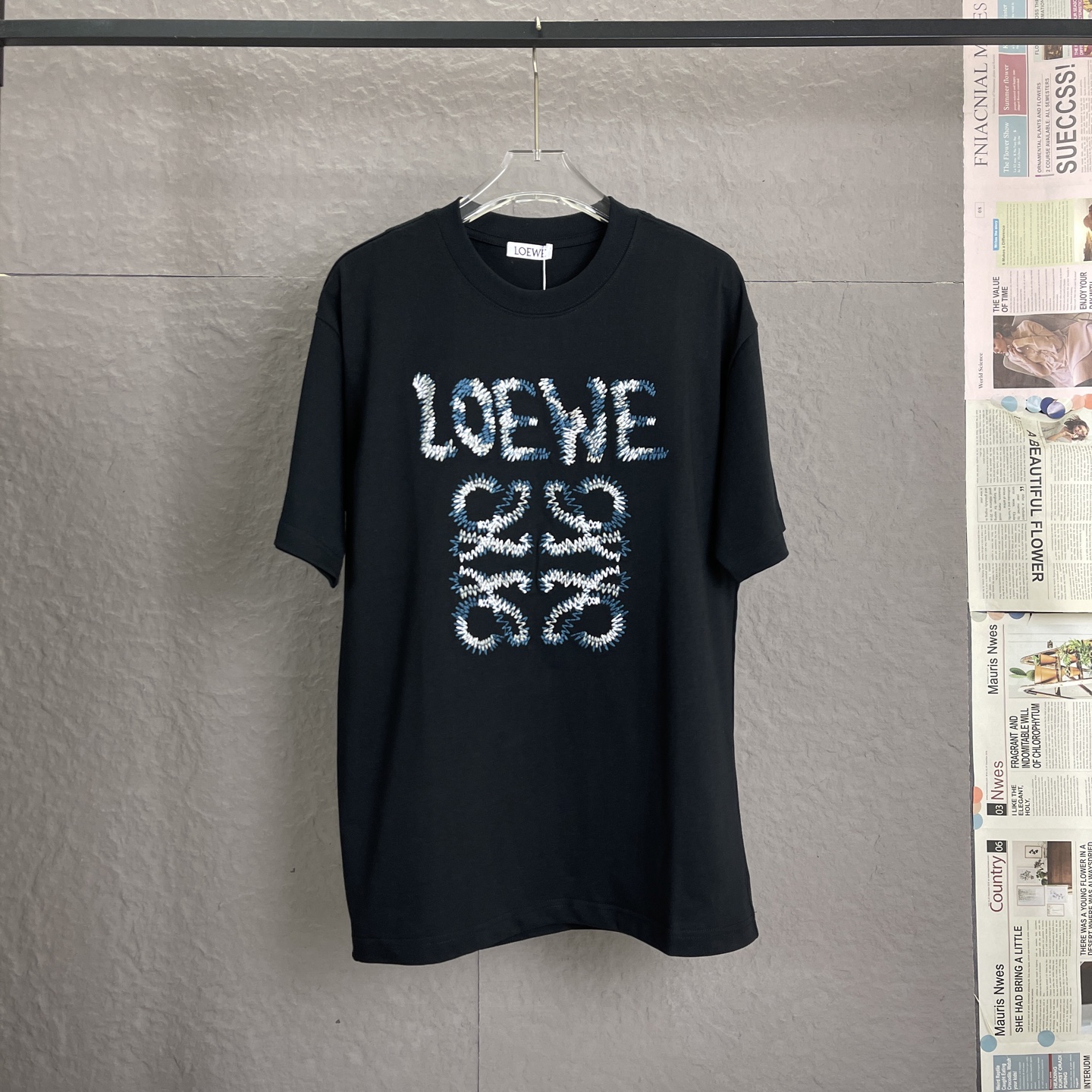 🅿️90 /A50 LOEWE 罗意威 高版本300高克重 涂鸦线logo刺绣工艺 独家专供新款原单男士休闲短袖 高端定制 高版本 时尚百搭爆款 进口面料 手感超柔软细腻 穿着亲肤舒适 高端精品 高温水洗处理，确保不变形不缩水，夏季穿搭…