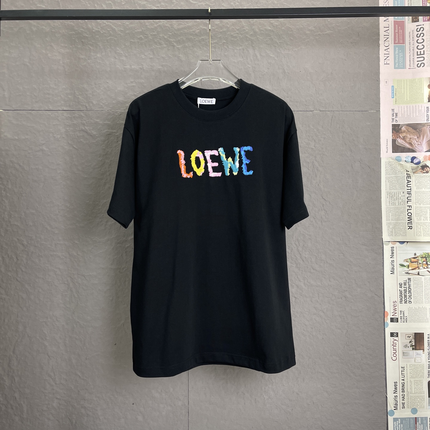 🅿️95 /A51 LOEWE 罗意威 高版本300高克重 彩色毛线刺绣工艺 独家专供新款原单男士休闲短袖 高端定制 高版本 时尚百搭爆款 进口面料 手感超柔软细腻 穿着亲肤舒适 高端精品 高温水洗处理，确保不变形不缩水，夏季穿搭，一件…