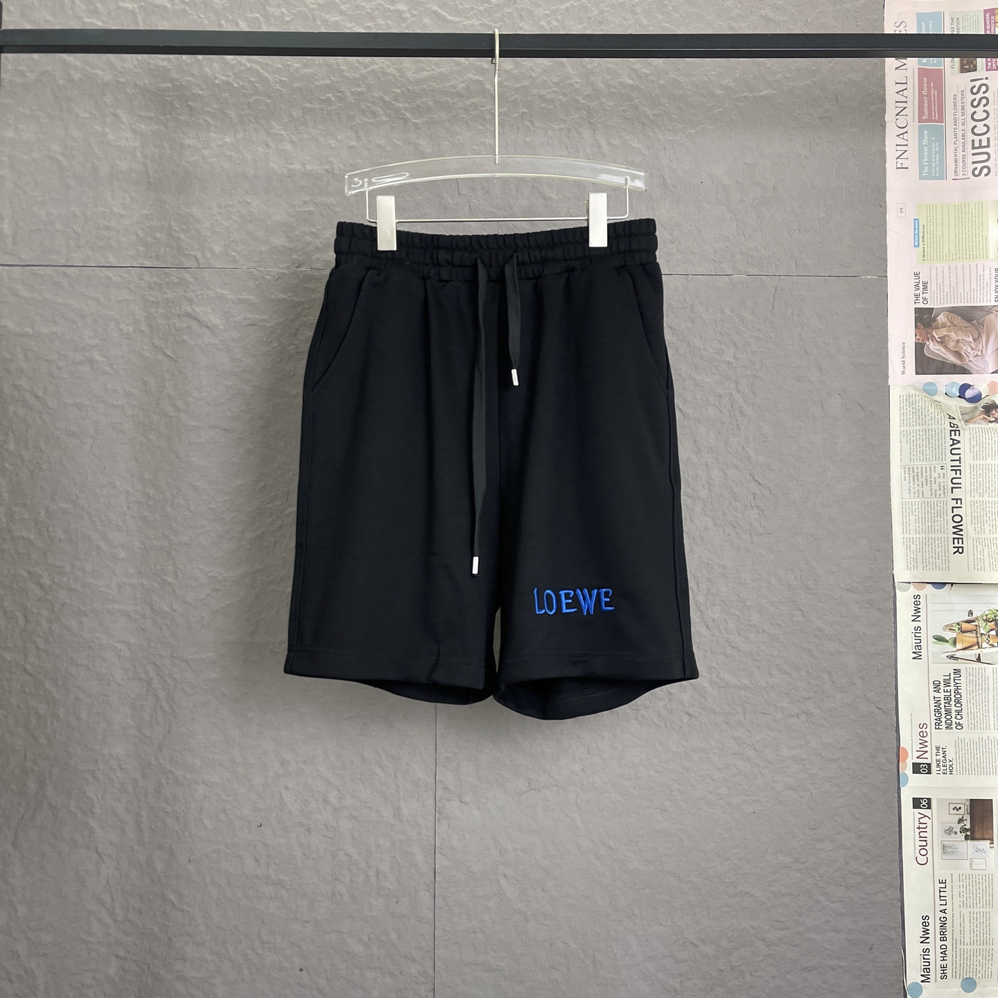 🅿️100 /A99 LOWEW 罗意威 25新款 冰火人刺绣🪡 短裤 男女同款 宽松版型 定制金属扣子 采用舒适面料水洗不开裂 原版纯棉定制面料 无任何色差宽松版型 上身舒适透气性好百搭时尚款式 尺码:M-XL 颜色:黑 白