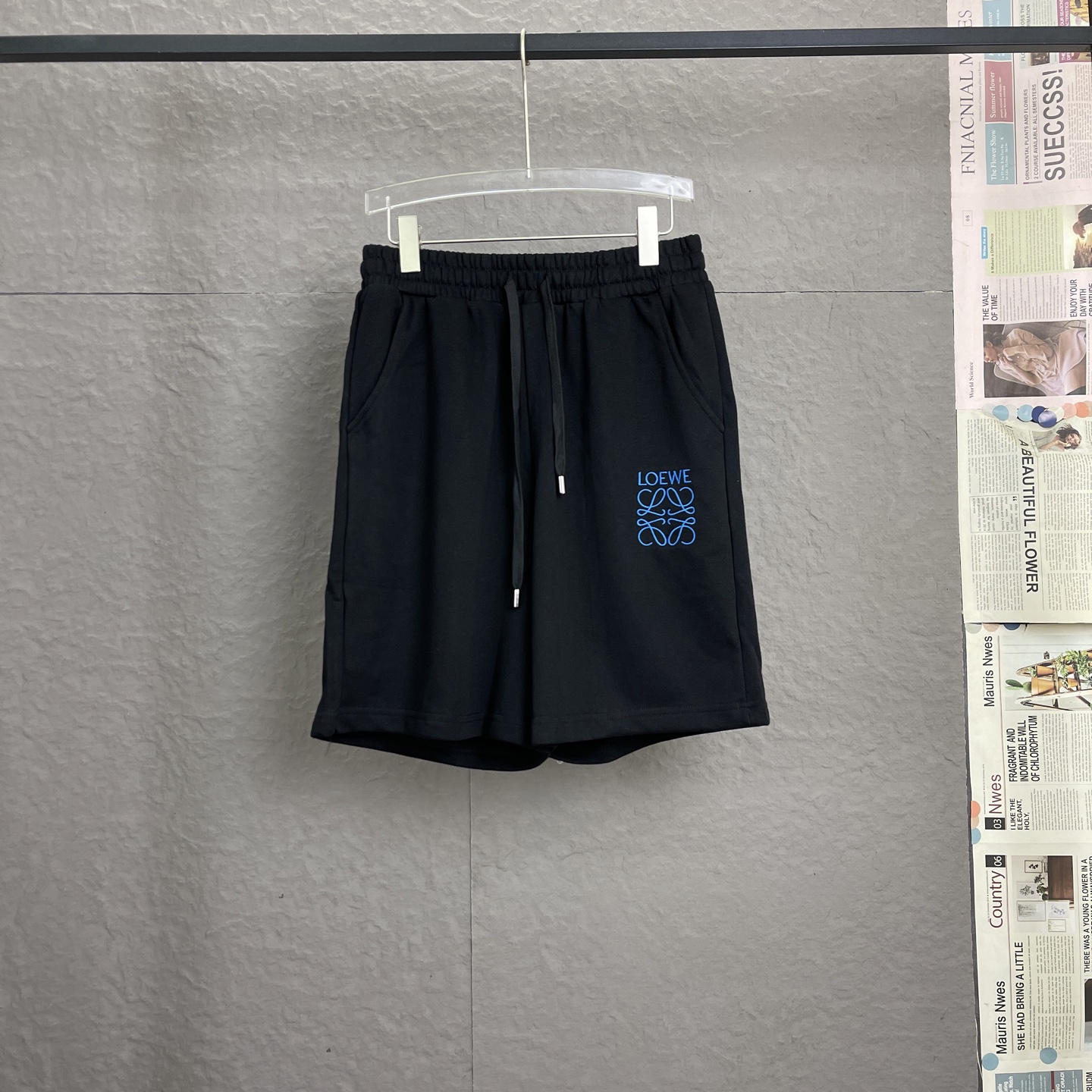 🅿️100 /A103 LOWEW 罗意威 25新款 刺绣🪡 短裤 男女同款 宽松版型 定制金属扣子 采用舒适面料水洗不开裂 原版纯棉定制面料 无任何色差宽松版型 上身舒适透气性好百搭时尚款式 尺码:M-XL 颜色:黑 白