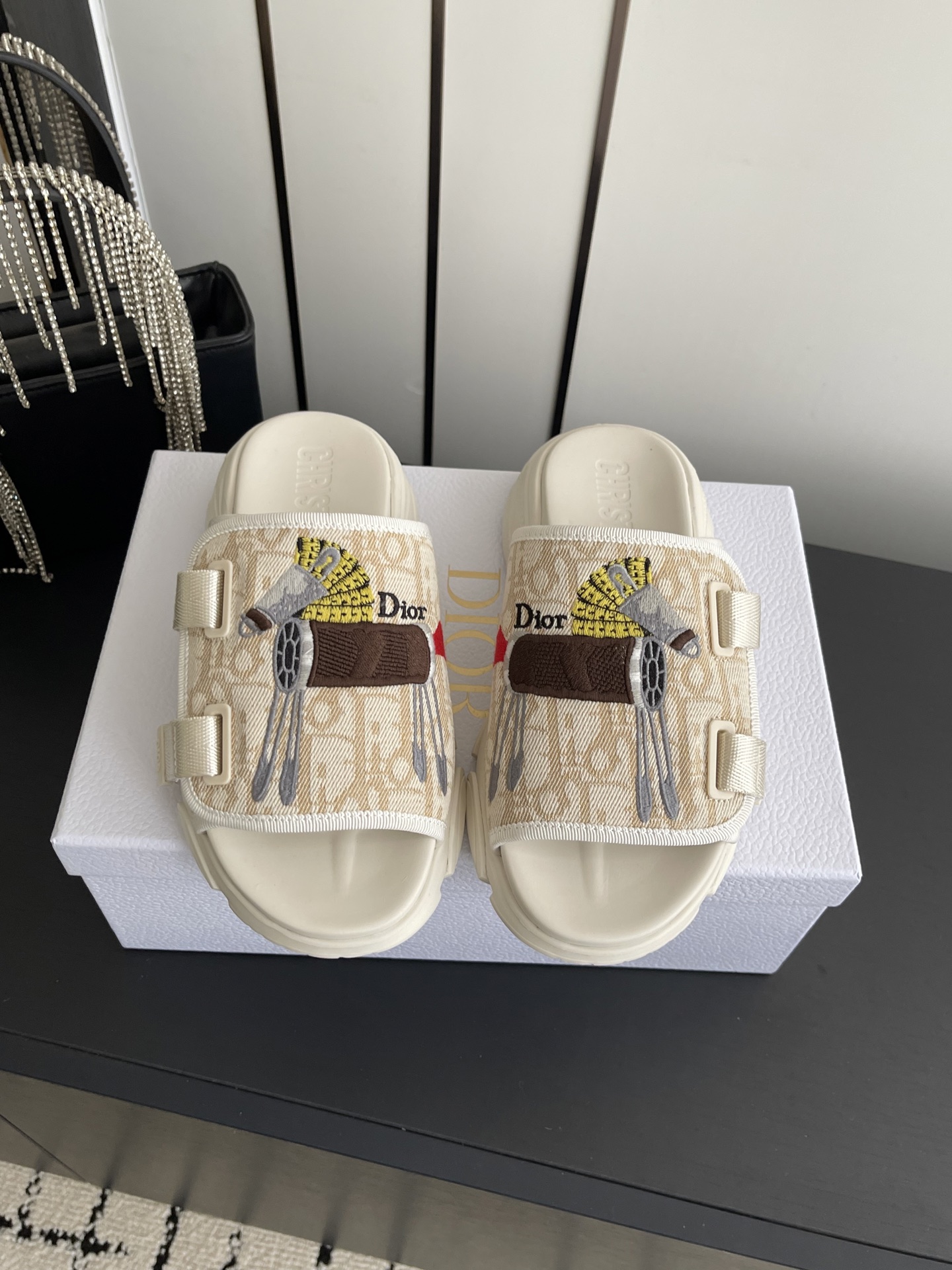 NO:747684,Dior Dior 26ss Year of the Horse zodiac model. Instant success and instant money. New spring and summer D-embroidered thick-soled sports slippers. Extremely versatile and classic style. This casual shoe is carefully made of printed mesh fabric and matched with a soft foam outsole of the same color. The side of the outsole is decorated with the brand logo to create a classic look. It is comfortable to wear and can be matched with various styles to highlight the modern style. The inner lining of the upper is made of original custom-made special electric embroidery materials.  Original IP foam sole sole (lightweight) Outsole thickness 5cm Size: 35-39 (customized at 40.41), slippers, dior, dior, slippers19860909Dior 迪奥 26ss 马年生肖款 马到成功 马上有钱 春夏新款 D字刺绣厚底运动拖鞋 特百搭经典款式 此款休闲鞋采用印花网眼织物精心制作,搭配同色调软发泡大底,大底侧边饰以品牌logo,打造经典造型,穿着舒适,可搭配各式造型,彰显摩登风范. 鞋面内里原版定制特殊电绣材料 鞋底原版IP发泡鞋底（轻便） 大底厚度5cm 码数 : 35-39（40.41定做）,拖鞋,dior,dior,slippers,Women's Shoes